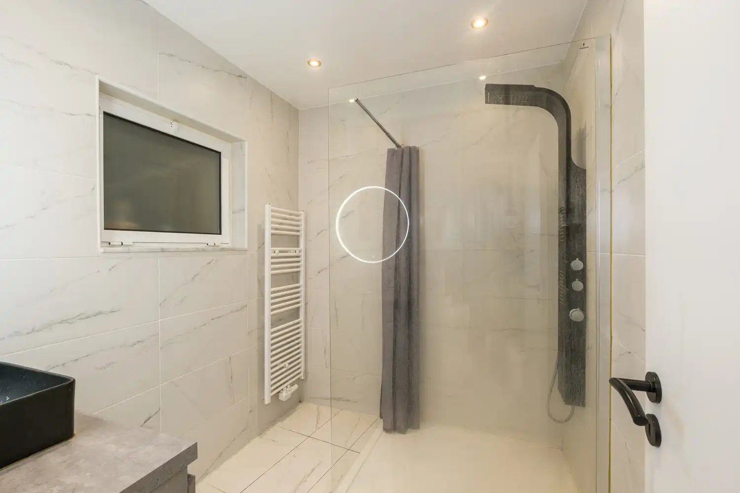 Gerenoveerd gelijkvloersappartement met 2 slaapkamers & garage foto 8
