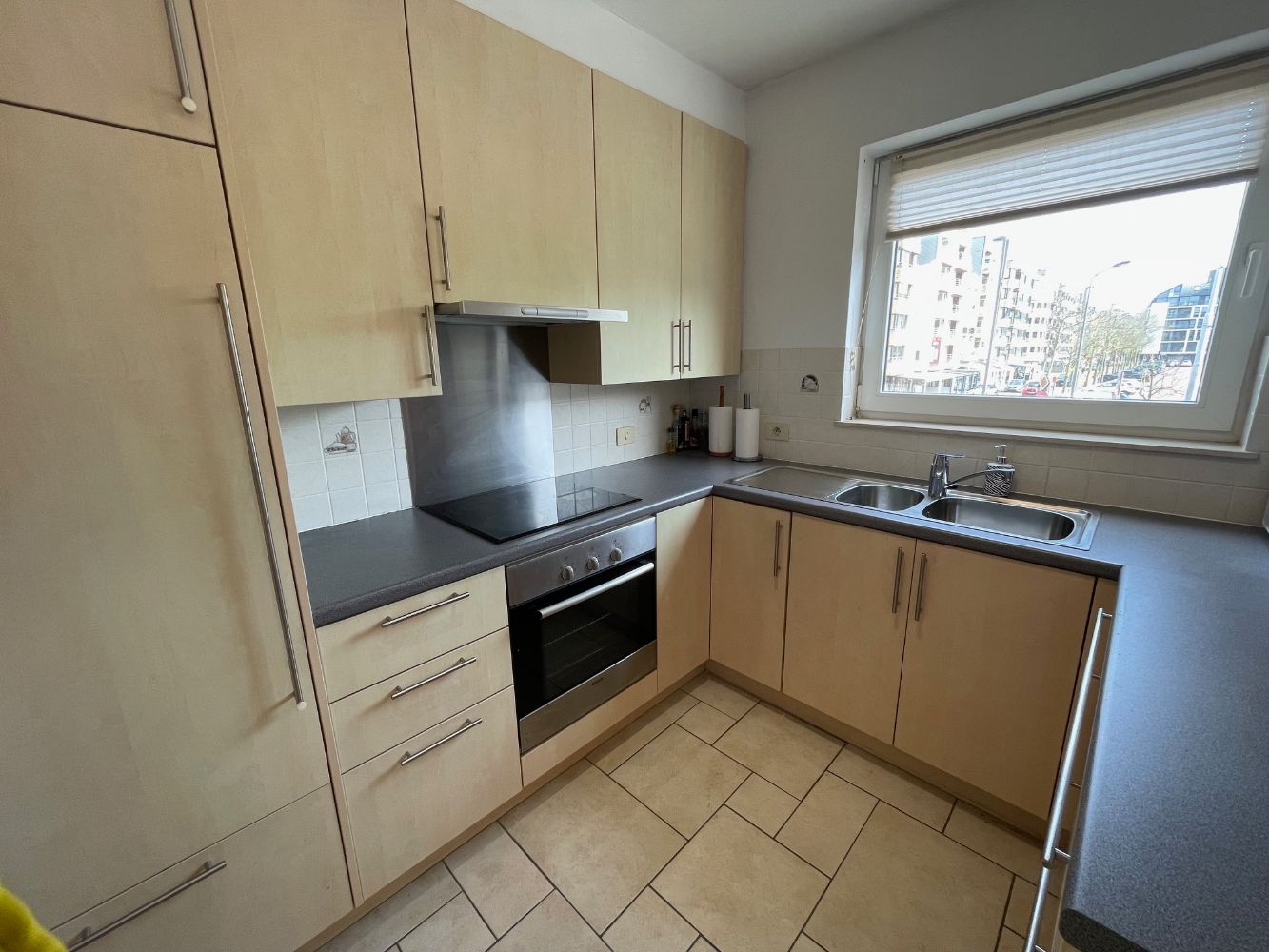 Ruim zonnig appartement met drie slaapkamers, twee badkamers en terras in een gebouw op de Markt. foto 10