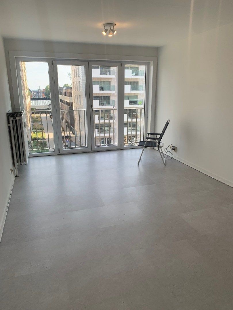 Volledig gerenoveerde, niet gemeubelde studio op de Zeedijk in Oostende foto 3