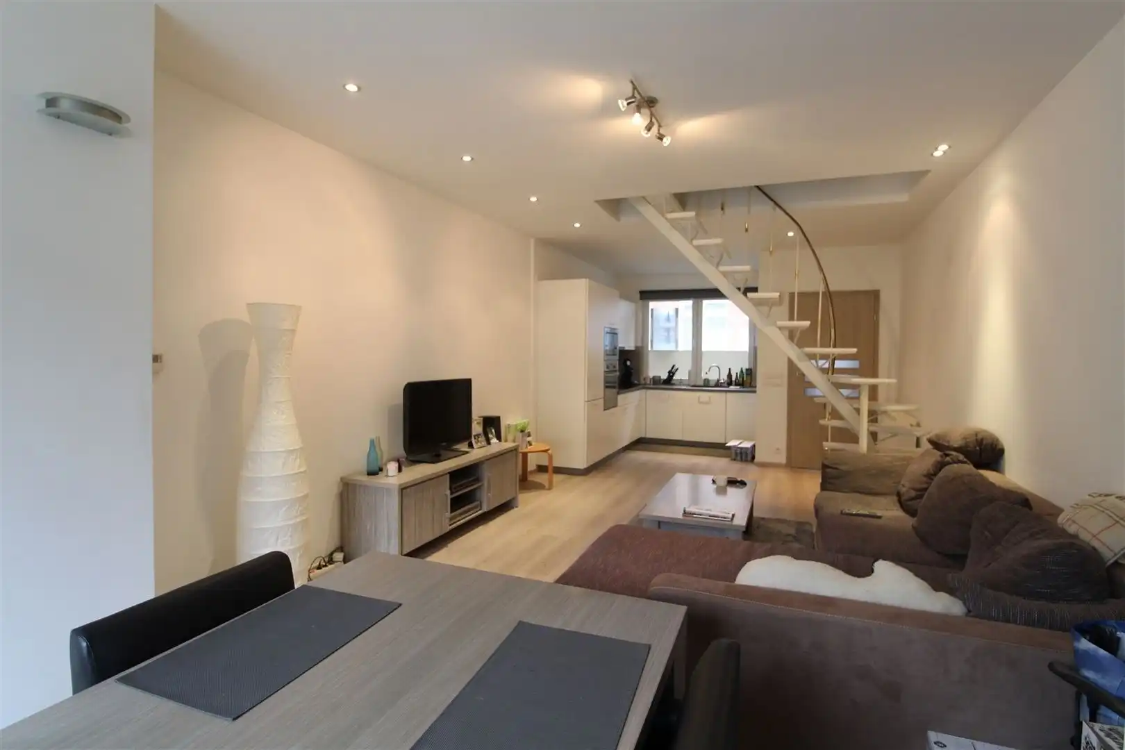 Recent gerenoveerde rijwoning met koer foto 4