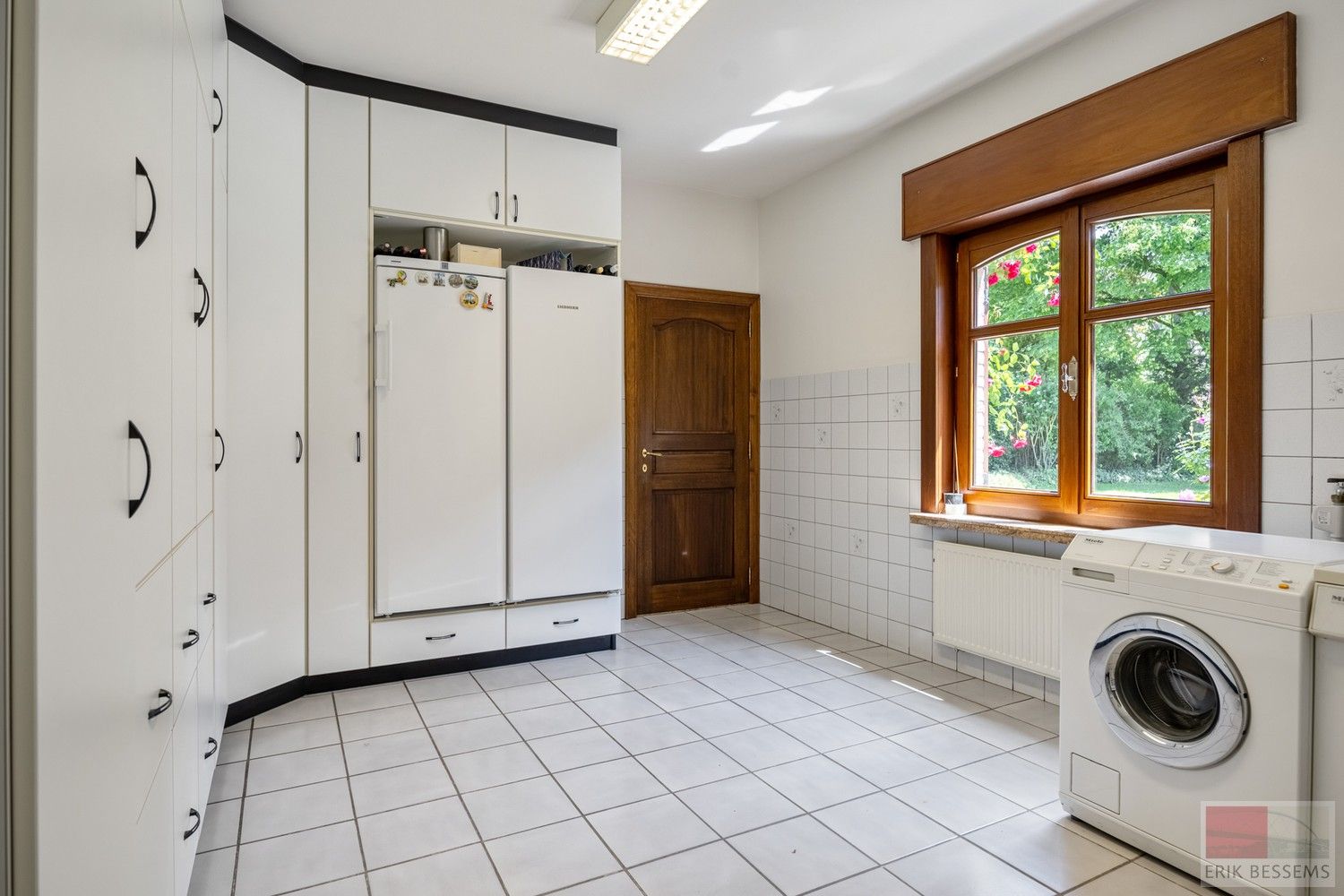 Ruime vrijstaande villa gebouwd in 1989, 365m² woonoppervlakte foto 8