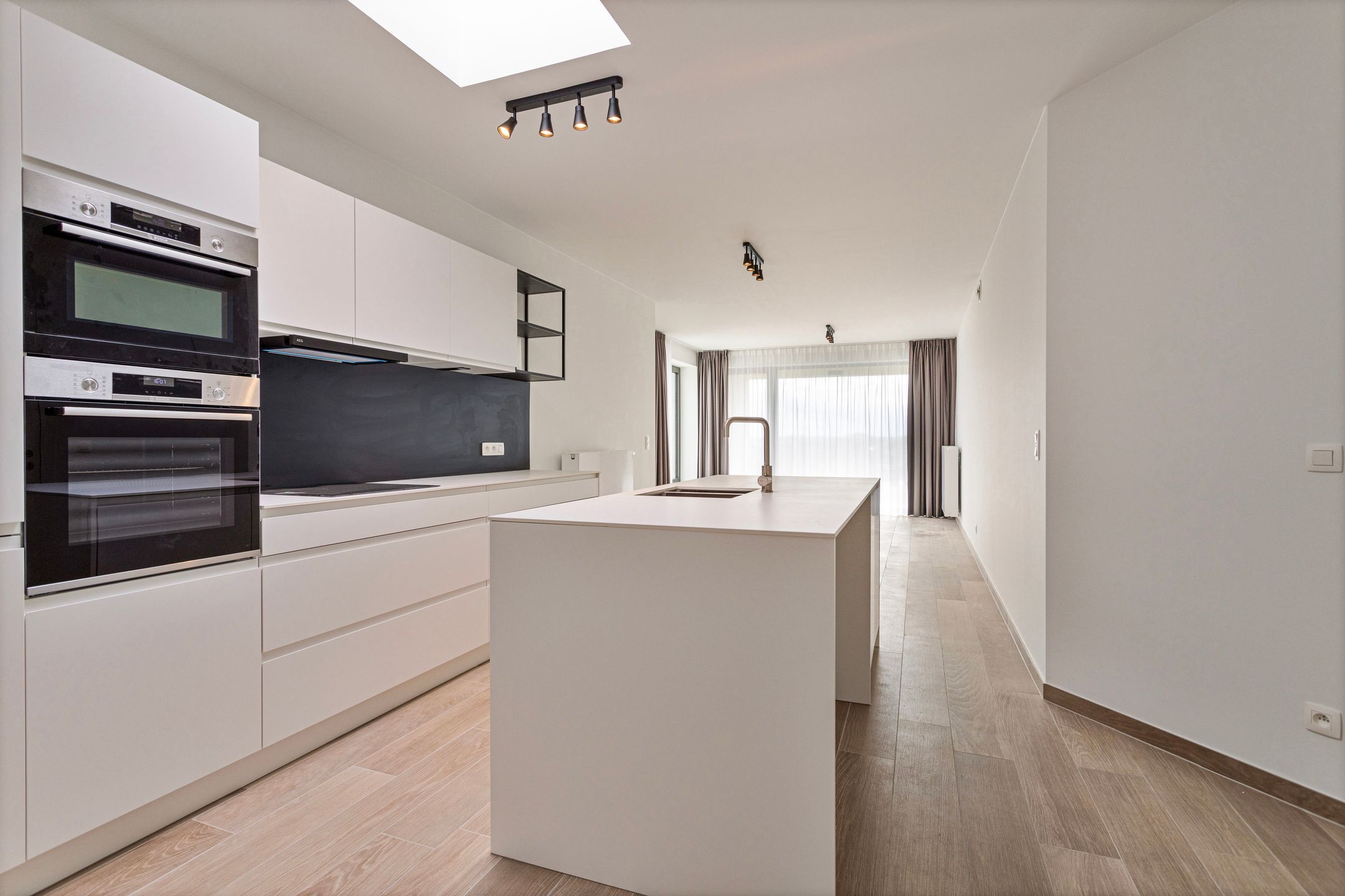 ANTWERPEN - Ruim drie-slaapkamerappartement met parking nabij Stadspark foto {{pictureIndex}}