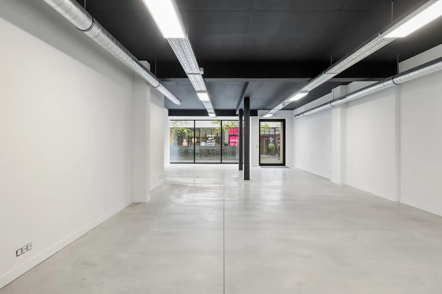 Lichtrijke handelsruimte in nieuwbouw te Stationsstraat foto {{pictureIndex}}