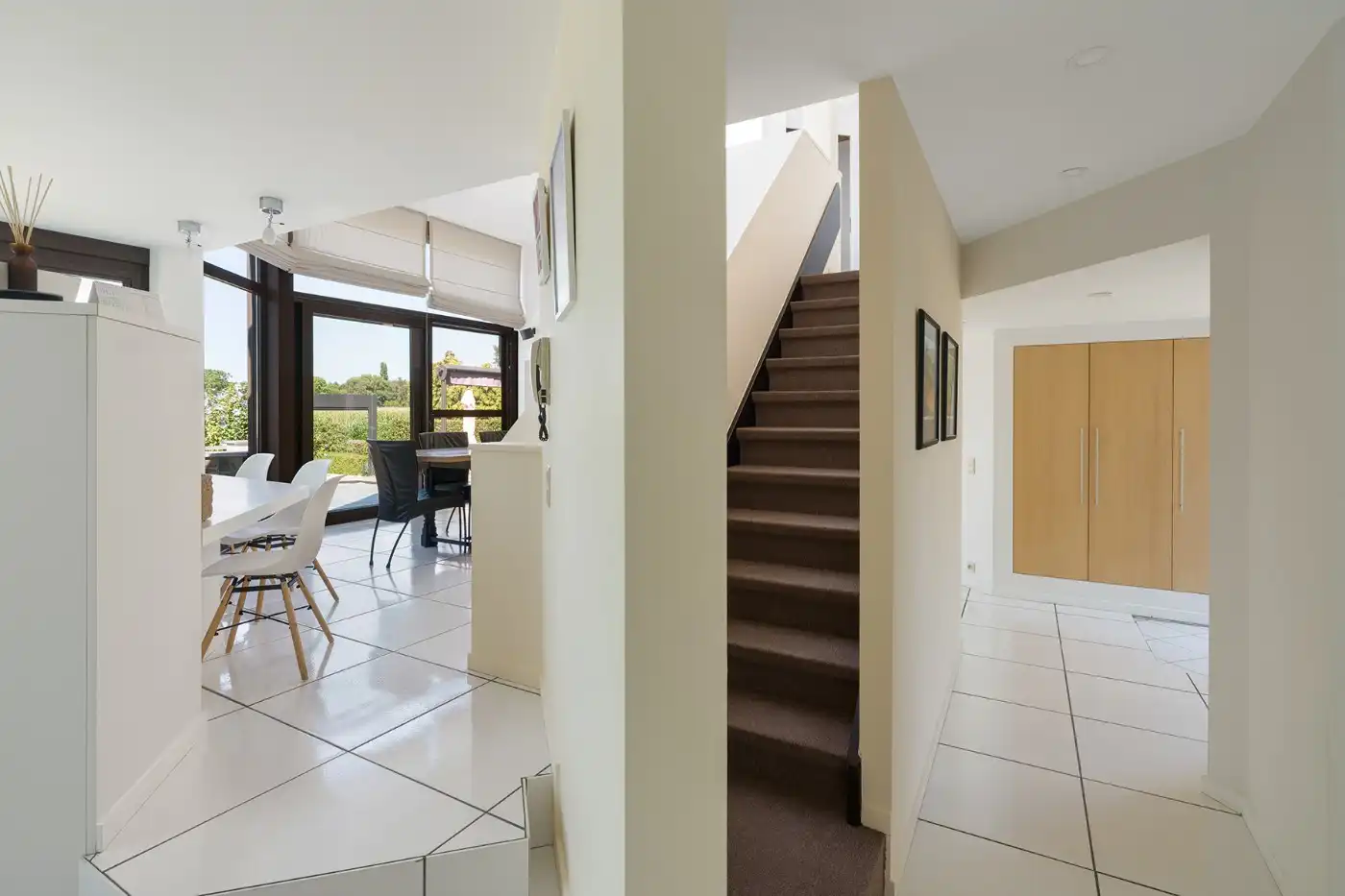 Top gelegen, ruime, vrijstaande woning met 3 slpk., garage en prachtige tuin foto 16
