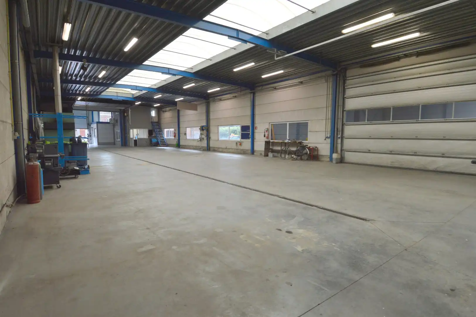 Magazijn met bureaus te huur in Wevelgem foto 9
