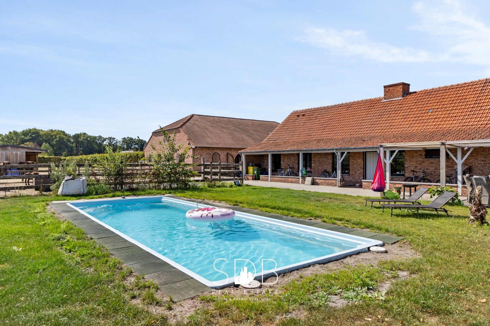 Prachtige landelijke woning met hippische accommodatie op 2,5hectare foto 3