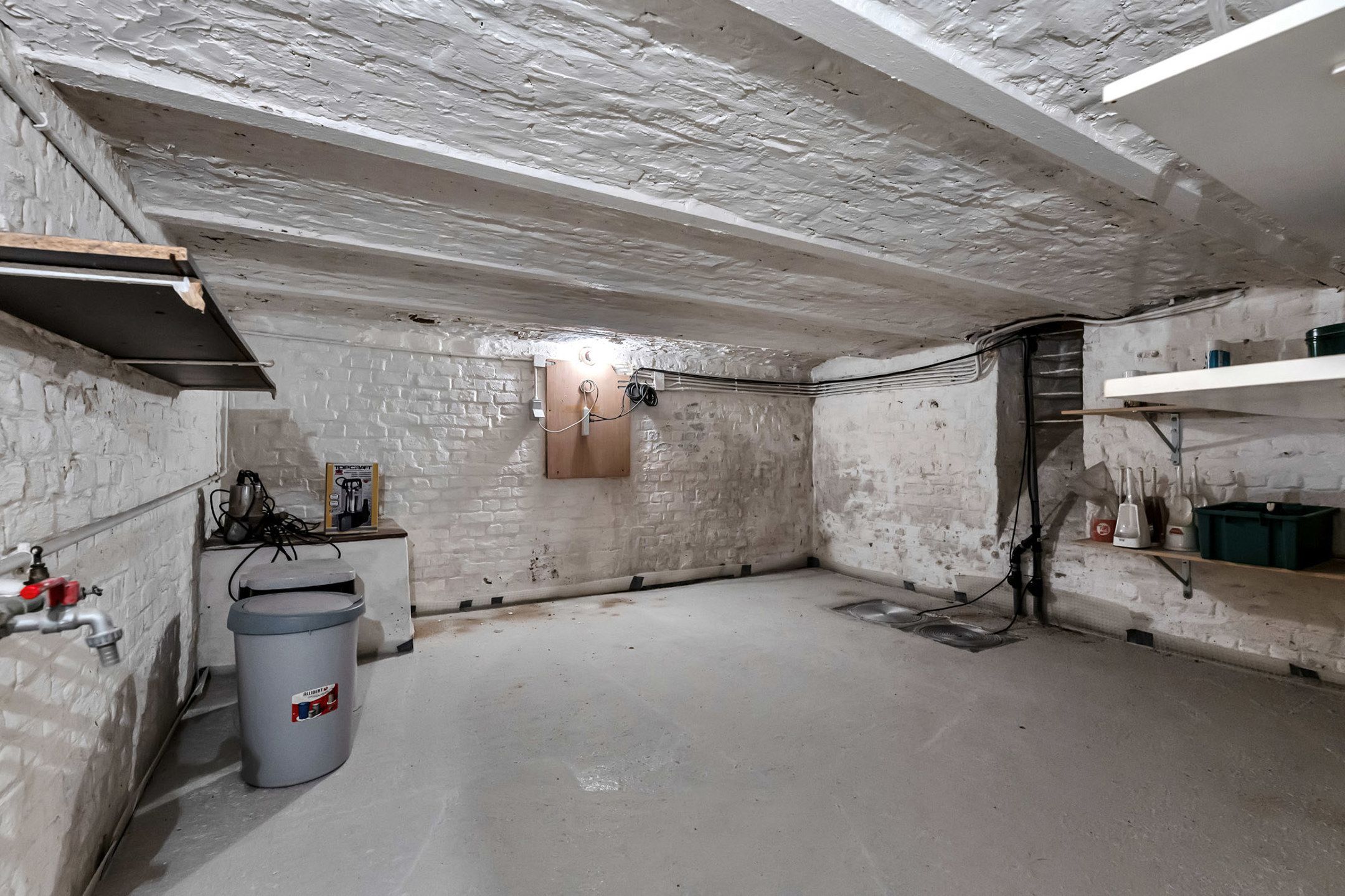 Ruime te renoveren woning met garage en veel potentieel foto 27