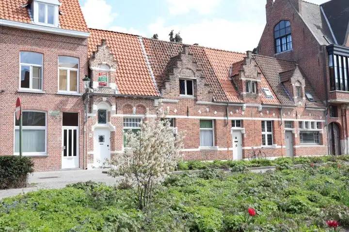 Gerenoveerde typisch Brugse woning foto {{pictureIndex}}
