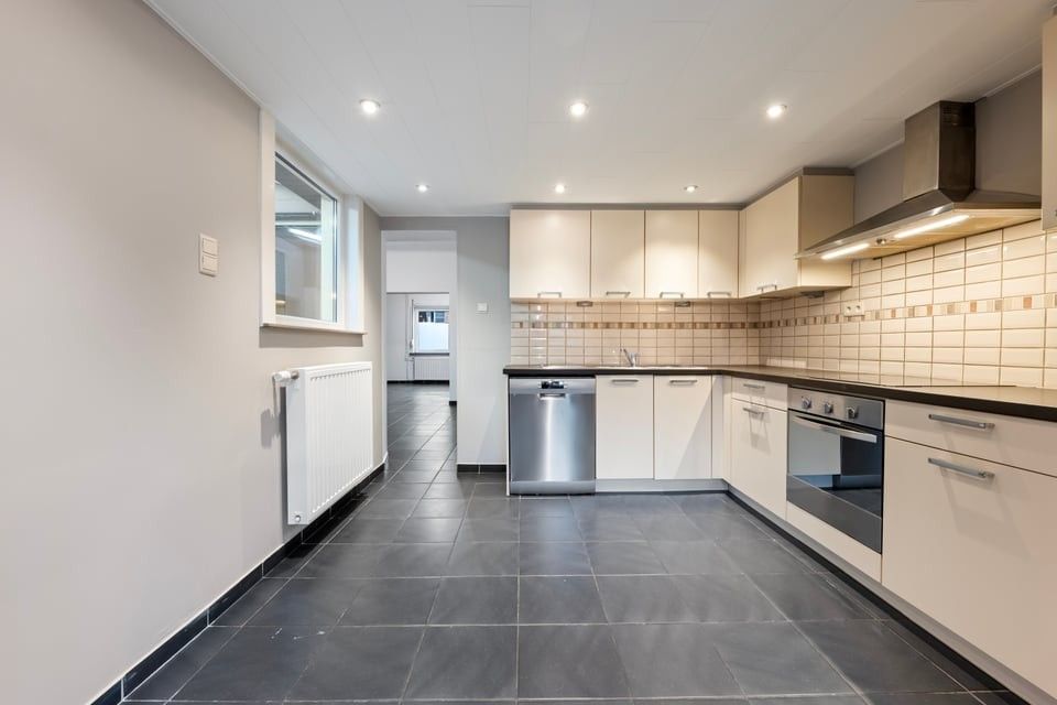 RUIME, INSTAPKLARE WONING MET 4 SLAAPKAMERS EN EEN ZONNIGE TUIN TE HEERS foto 11