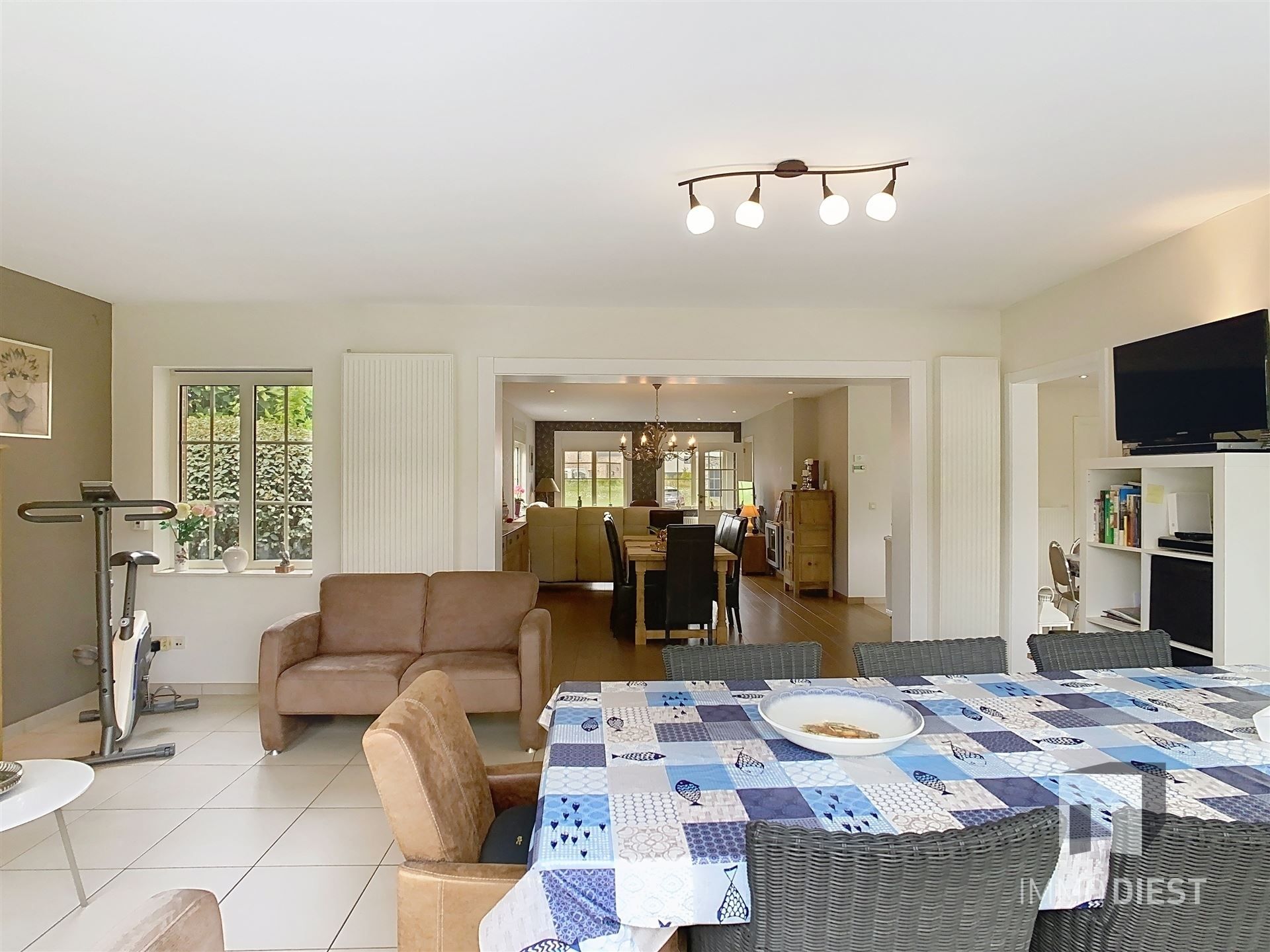 Aantrekkelijke en instapklare woning met 3 slaapkamers en prachtig aangelegde tuin op 12a 77ca. foto 7