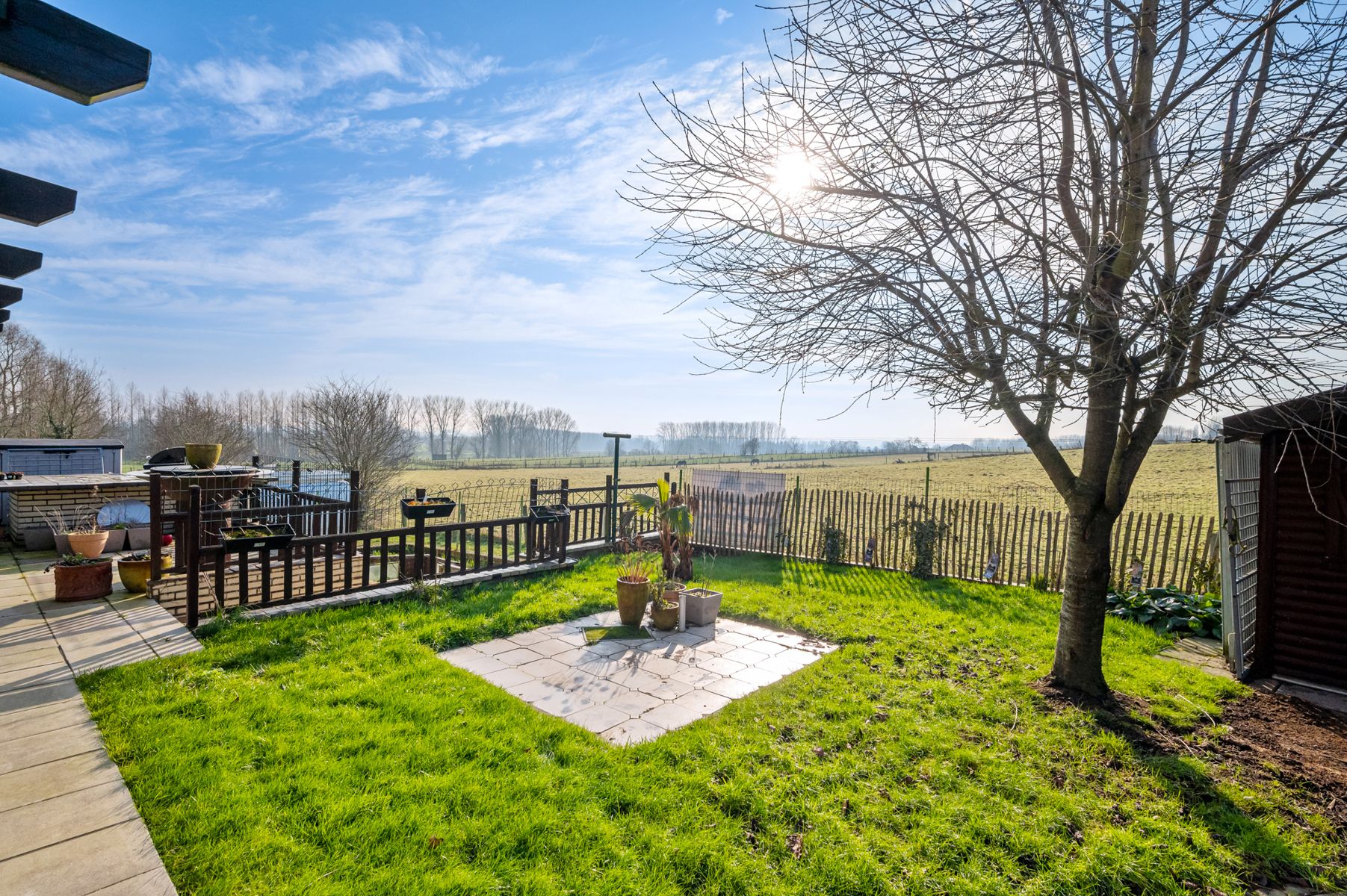 Ruime open bebouwing met zonnepanelen in residentiële wijk foto 4