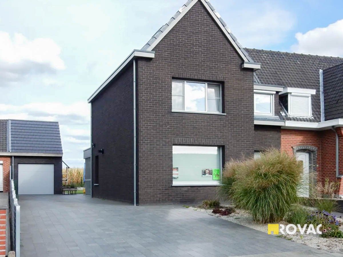 Recent gerenoveerde en rustig gelegen halfopen woning met tuin en garage foto {{pictureIndex}}