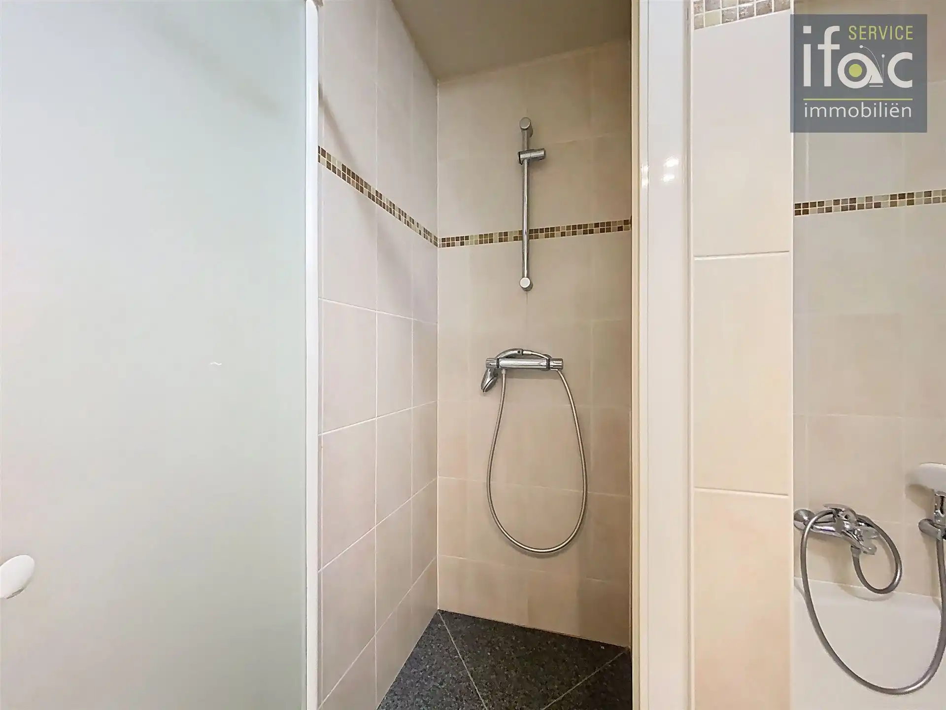 Appartement met 2 slaapkamers en ruime garage foto 9