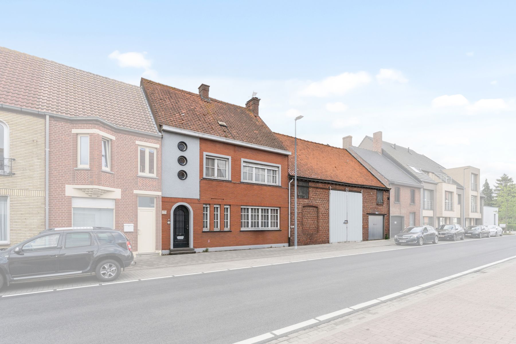 Te renoveren woning met bijgebouwen op perceel van 1697 m² foto 2
