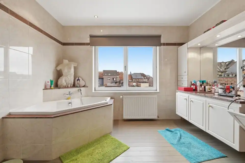 RUIME EN LICHTRIJKE GEZINSWONING MET GARAGE, TERRAS EN SAUNA IN TONGEREN foto 18