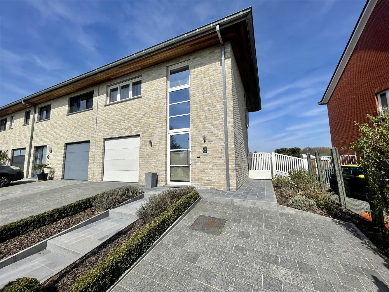 Halfopen bebouwing met drie slaapkamers, garage en tuin foto {{pictureIndex}}