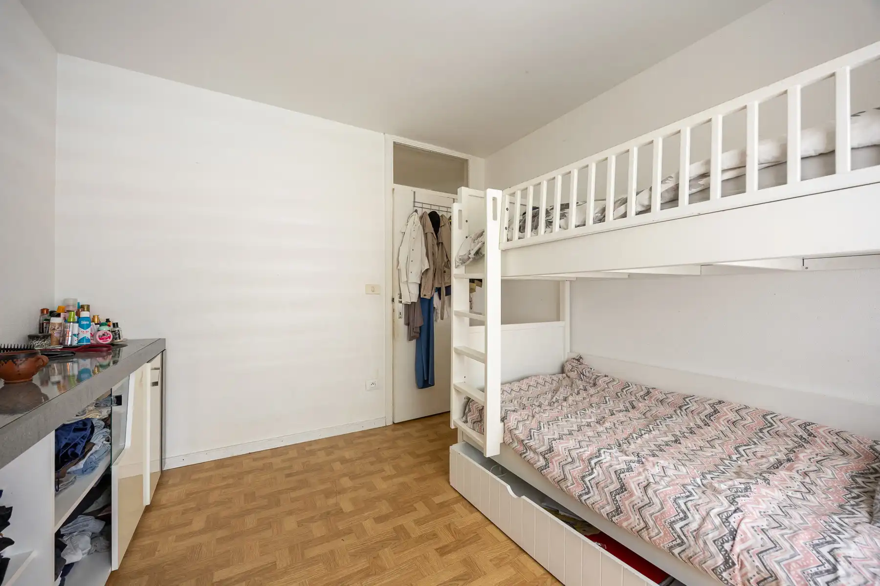 Gelijkvloers 3-slaapkamerappartement met garage en autostaanplaats. foto 12