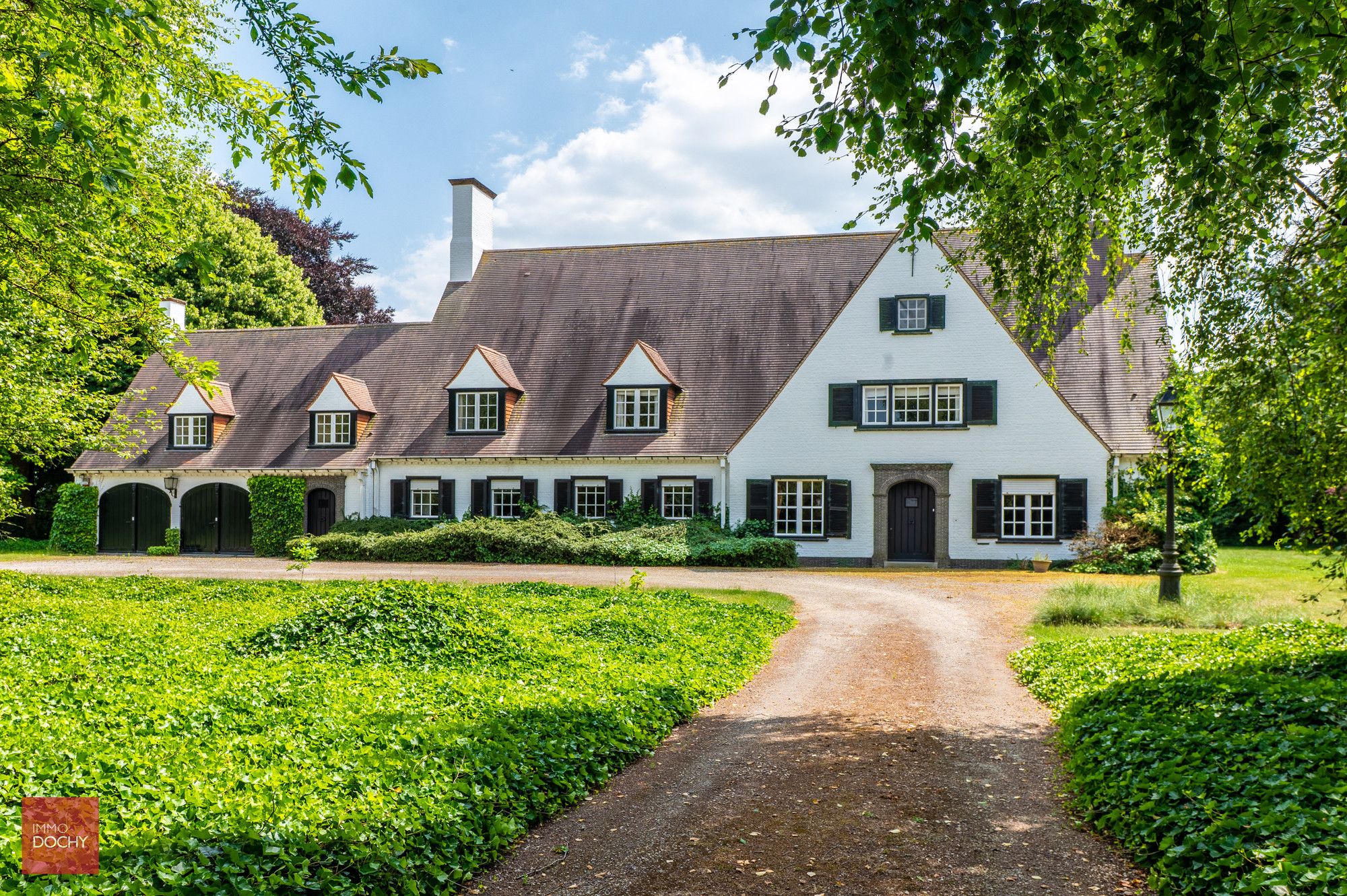 Hoofdfoto van de publicatie: Zeer ruime villa in prachtige parktuin