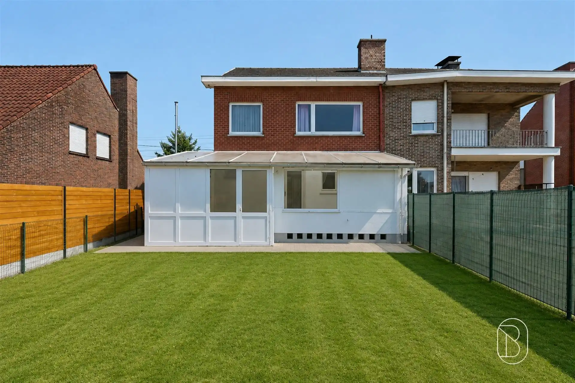 Ruime halfopenwoning met prachtige tuin en veel potentieel foto 2