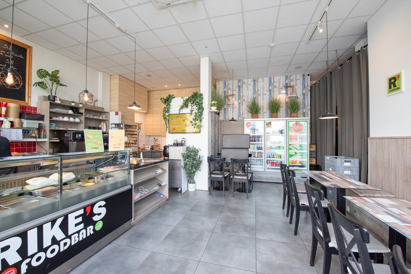 TE KOOP: Commerciële buitenkans! Verhuurd handelspand aan het station in Waregem. Foodbar blijft open! foto 4