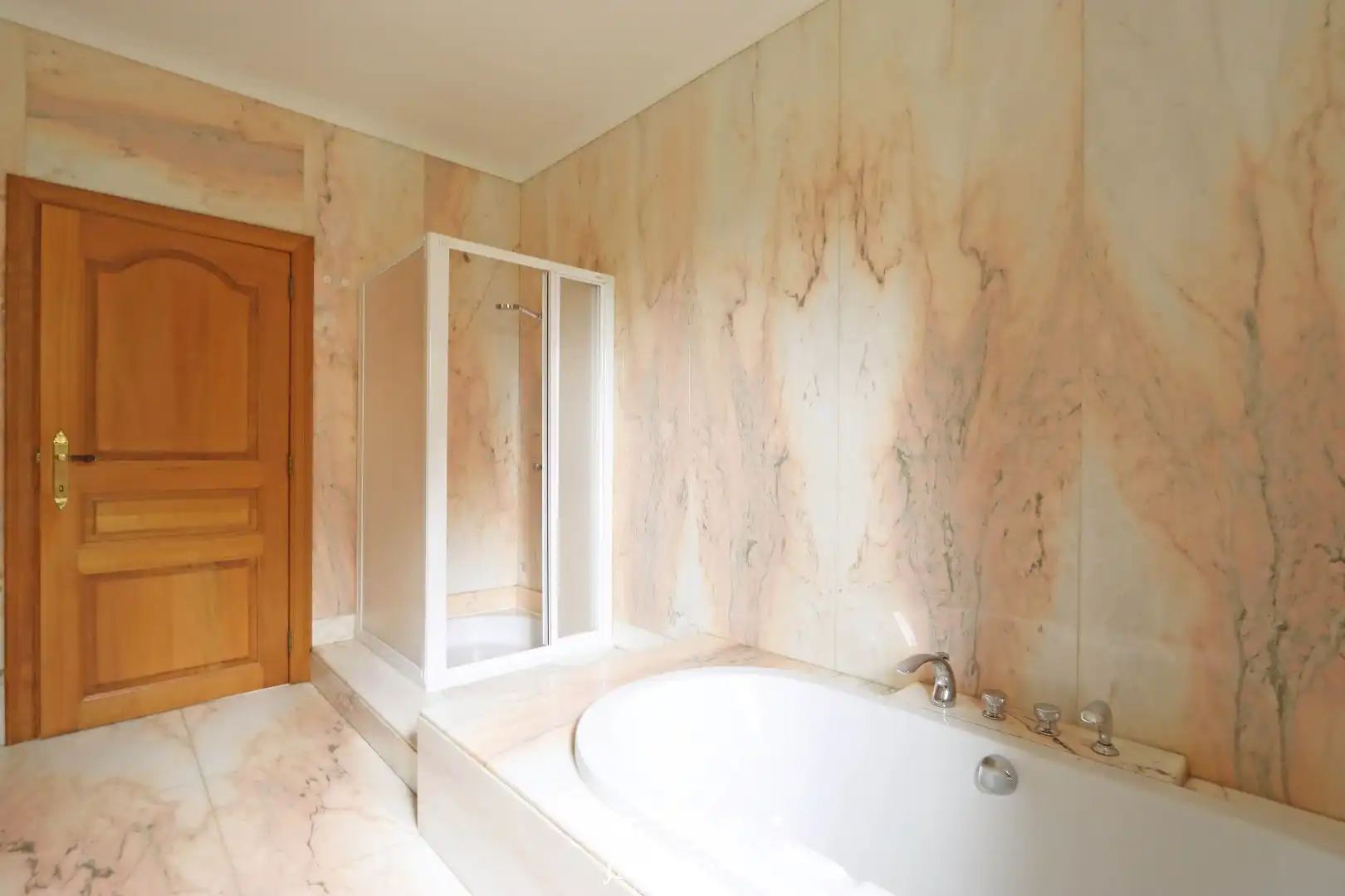 Ruim ingedeelde villa met 7 slaapkamers, dubbele garage en volledig omheinde tuin  foto 19