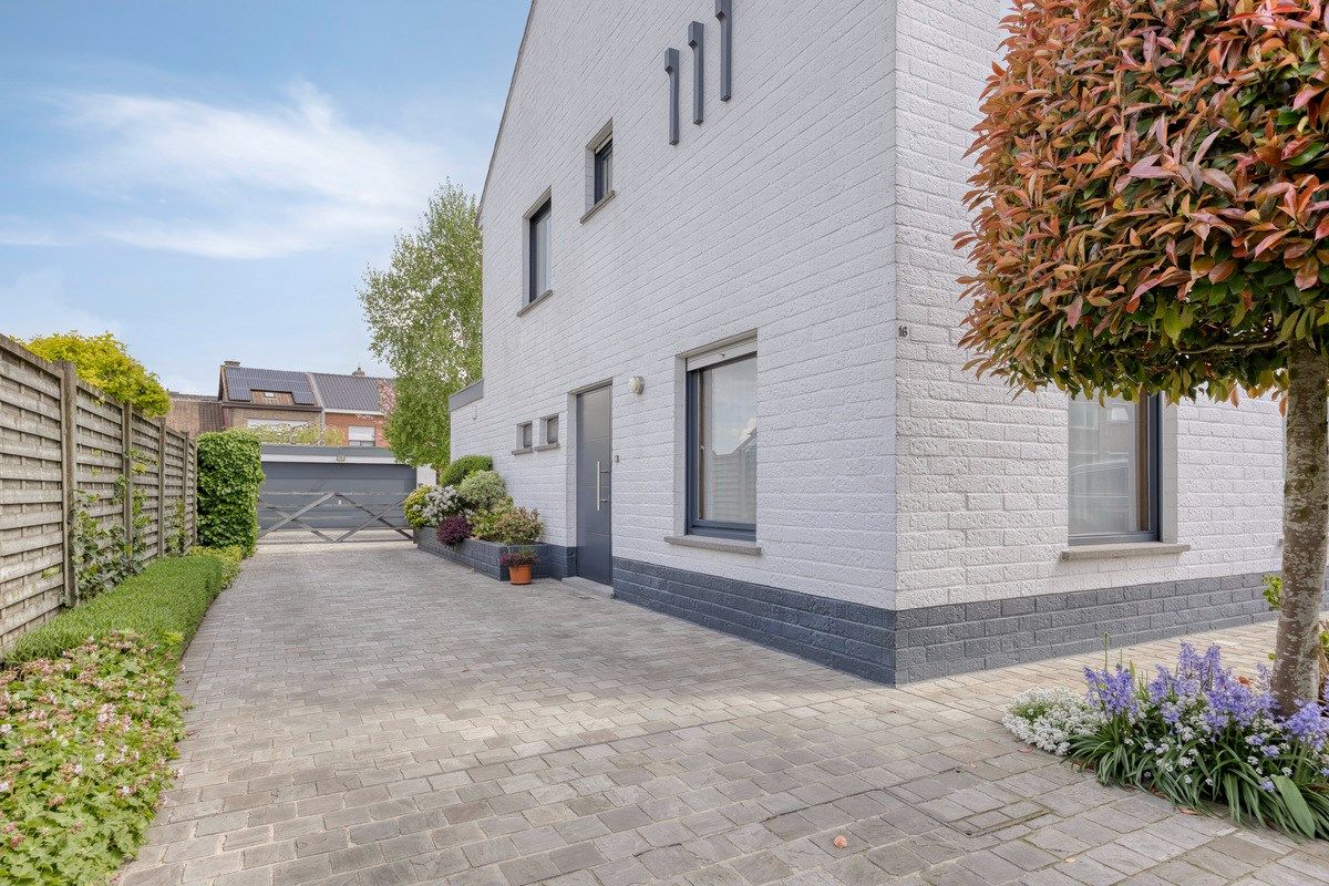 Halfopen woning met 3 slaapkamers en dubbele garage foto 3