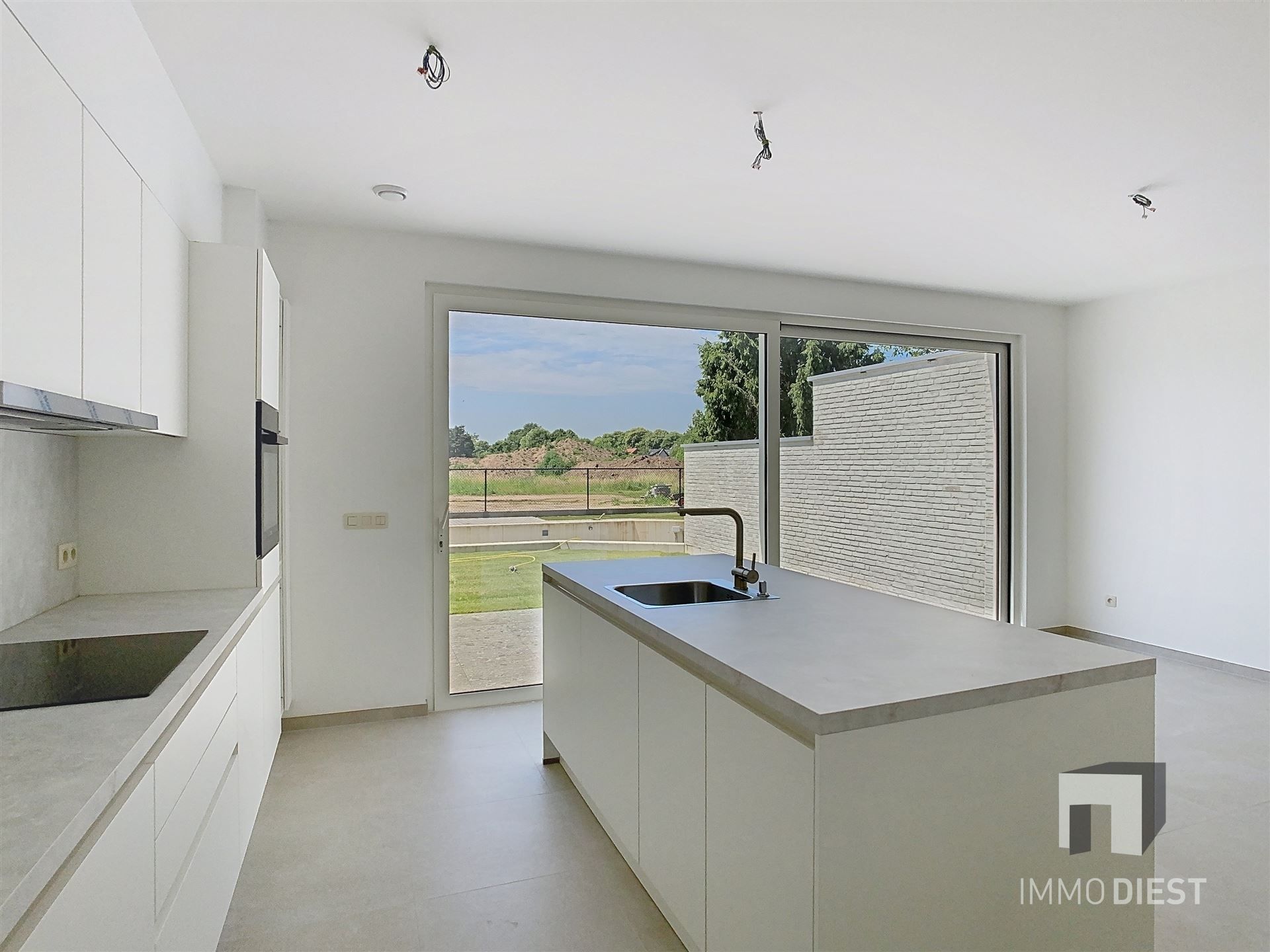 Gelijkvloers appartement met terras en tuintje foto 2