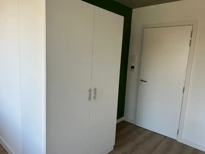 Moderne lichtrijke studentenkamer in een nieuwbouwproject op een top locatie in centrum Kortrijk met zicht op plein. foto 7