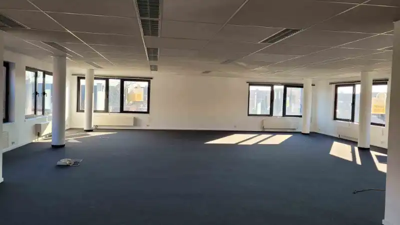 Roeselare, stadsrand: Vlot bereikbare zeer ruime open en lichtrijke kantoorruimte (307m²) met parking aan ring van Roeselare foto 9
