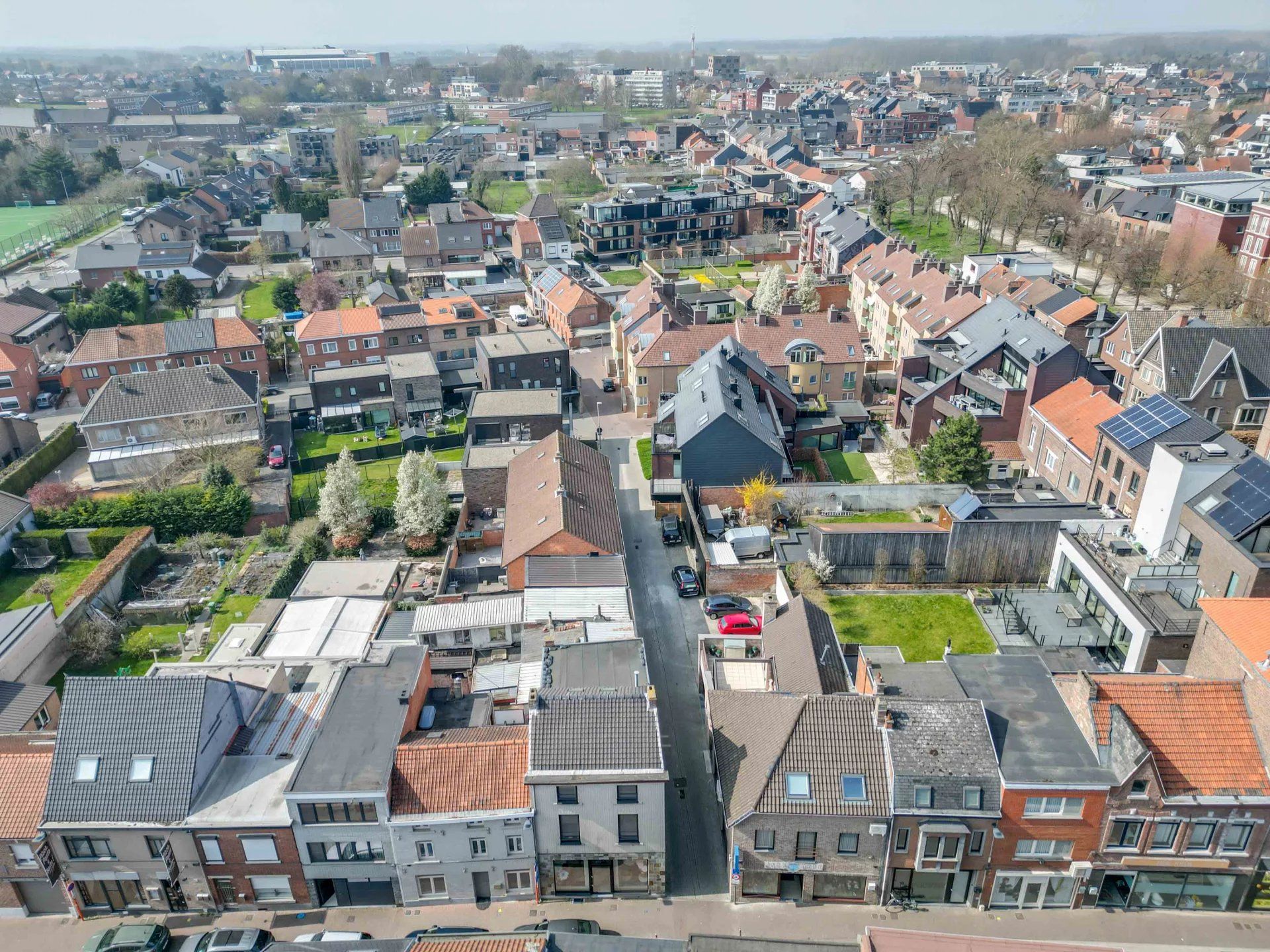 Goedgelegen, volledig gerenoveerd handelspand met woonst foto 24