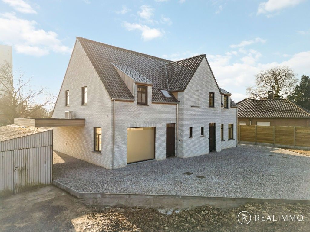 Halfopen nieuwbouwwoning met grote tuin in landelijke stijl in Kerkhove foto {{pictureIndex}}