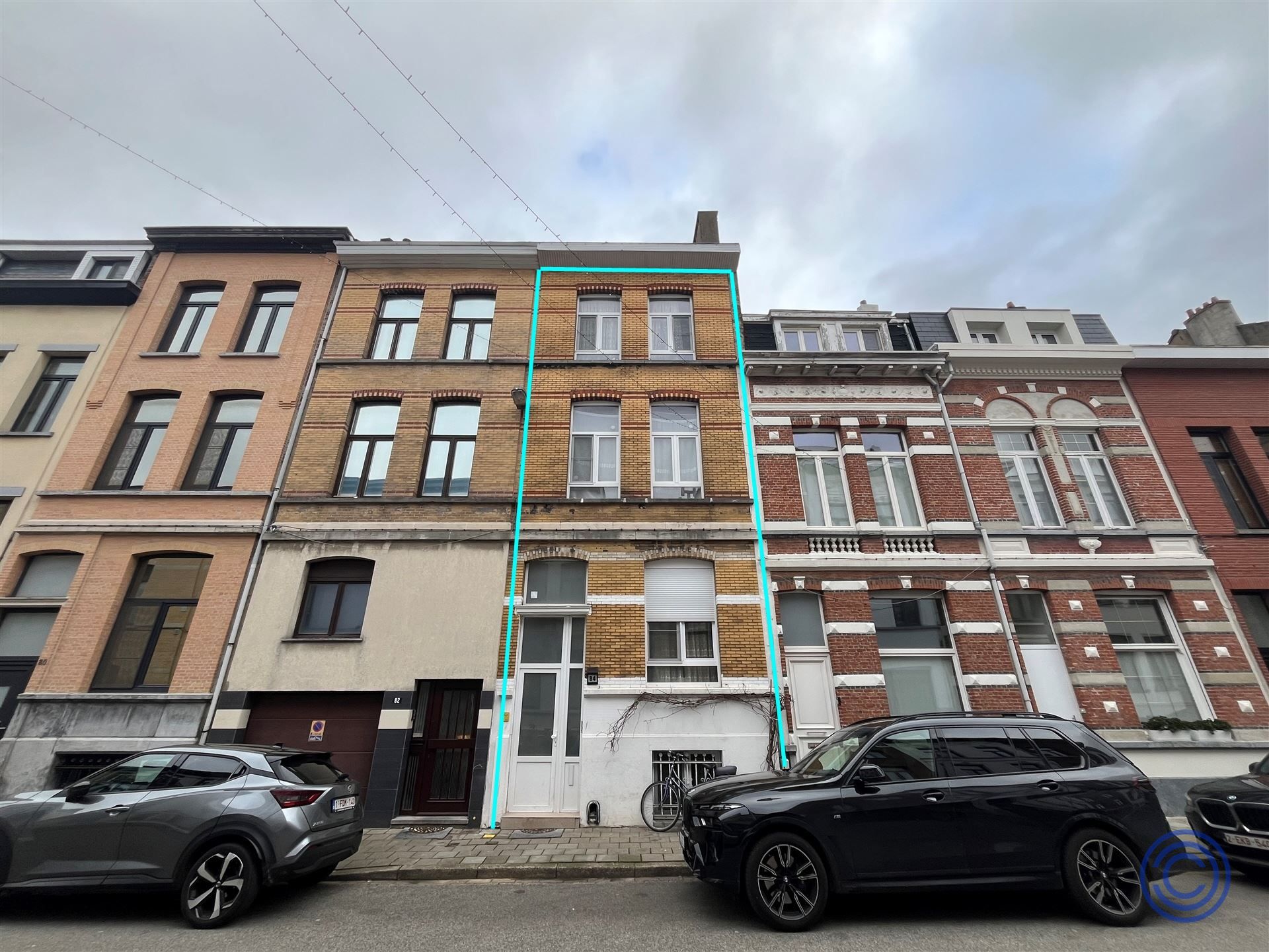 Te renoveren 6-slpk woning ca. 195m² met terras! foto {{pictureIndex}}