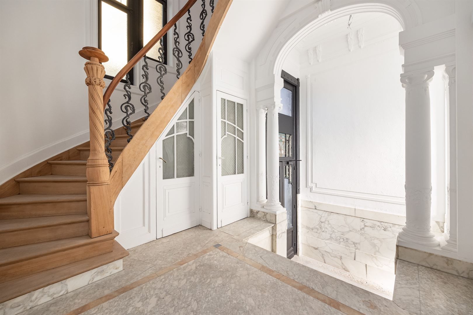 Elegant gelijkvloers in gerenoveerd Art Nouveau gebouw foto 25