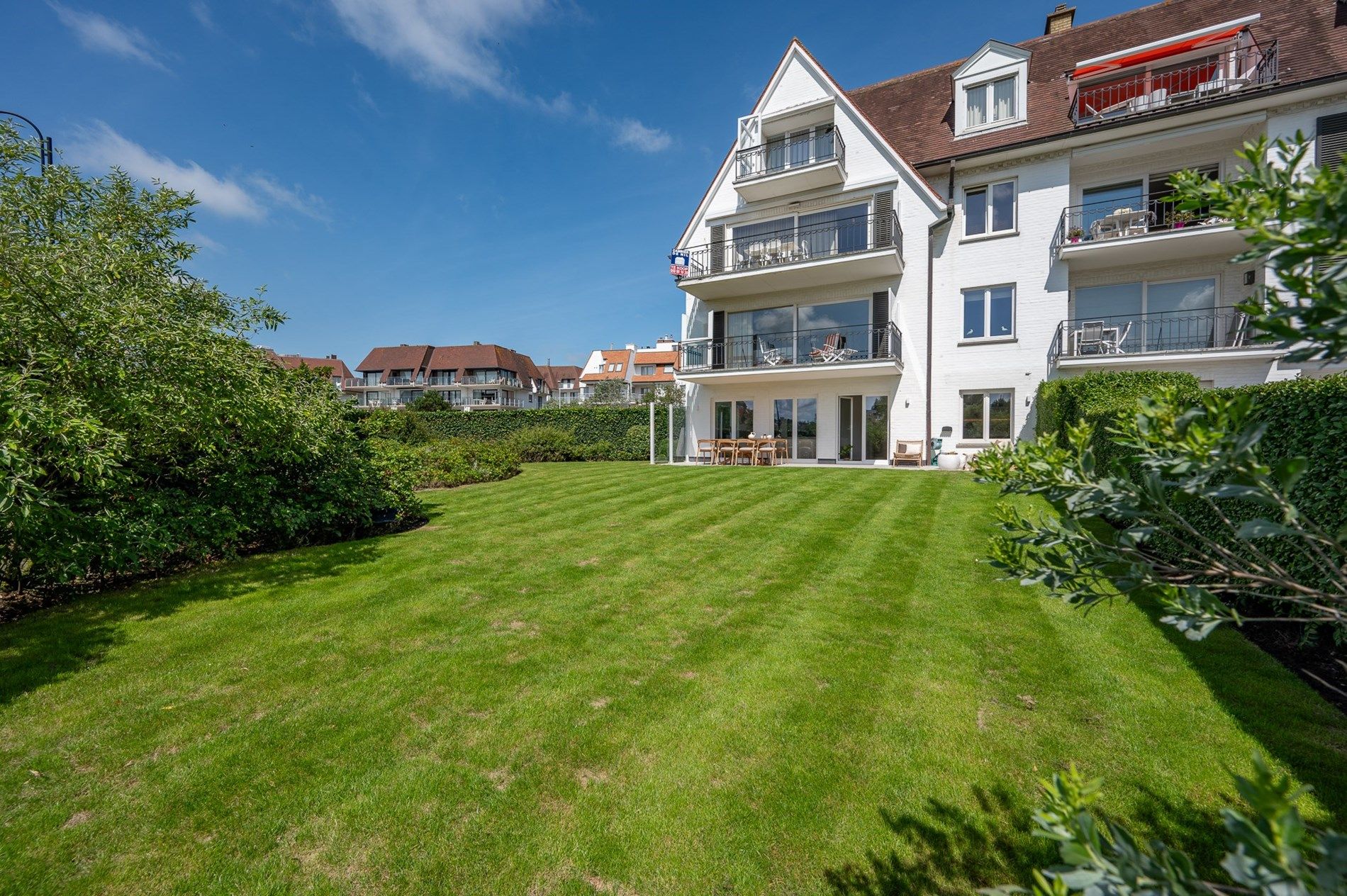 Magnifiek gerenoveerd HOEKappartement met tuin in een villaresidentie op enkele passen van  het strand, hartje Zoute.  foto 19