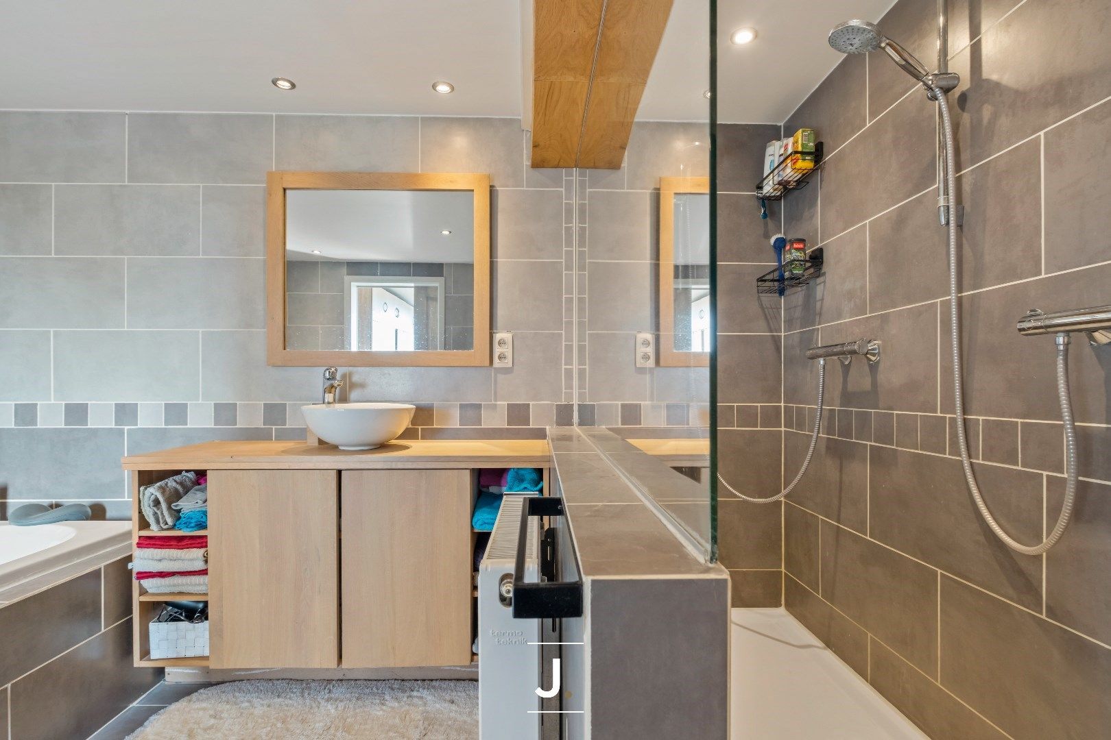 Instapklare en totaal gerenoveerde woning in Sint-Denijs foto 13