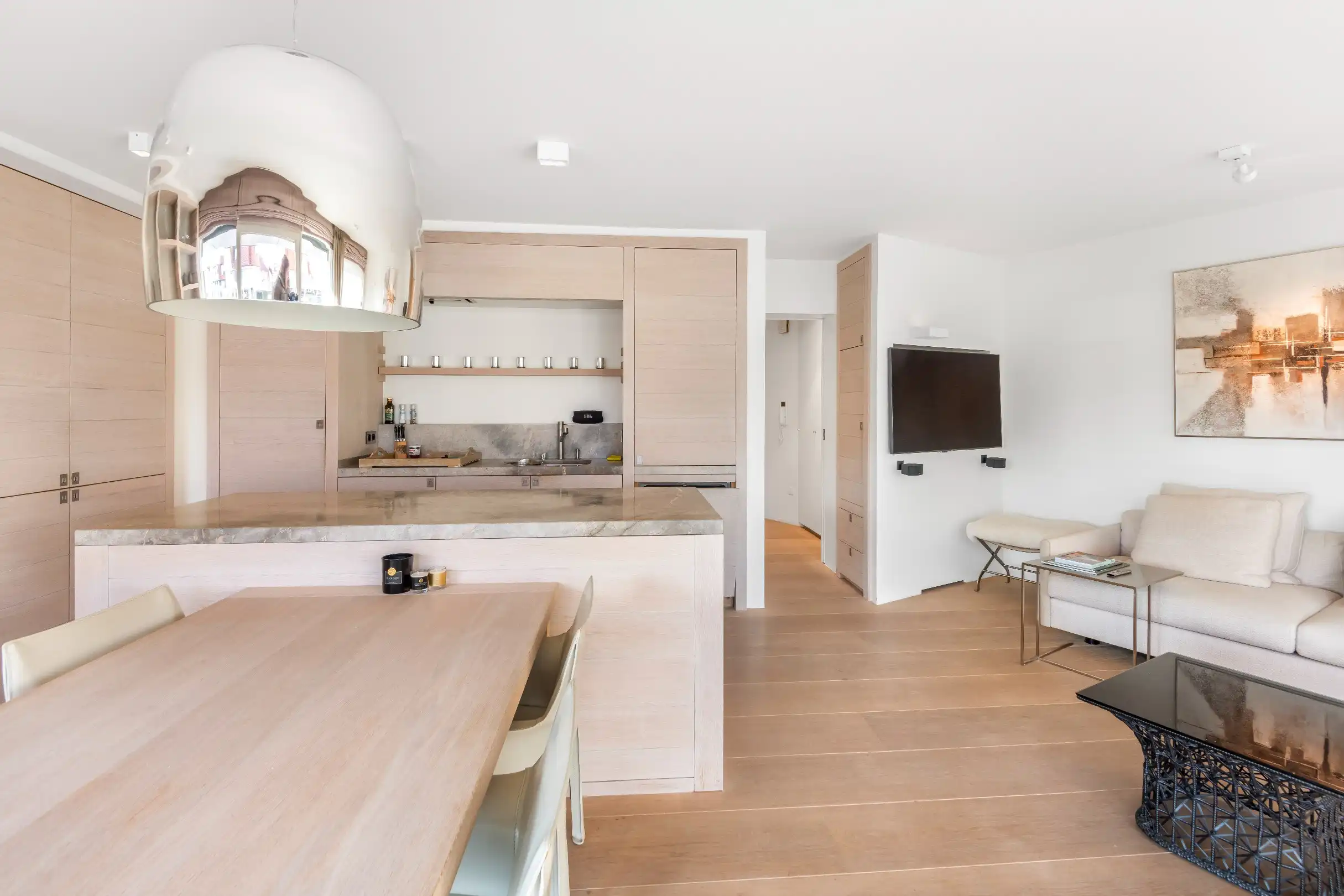 Mooi afgewerkt, gemeubeld zuidgericht app. met open zicht gelegen op de Kustlaan aan het Driehoeksplein incl. ruime box in het Yzerpark.  foto 6