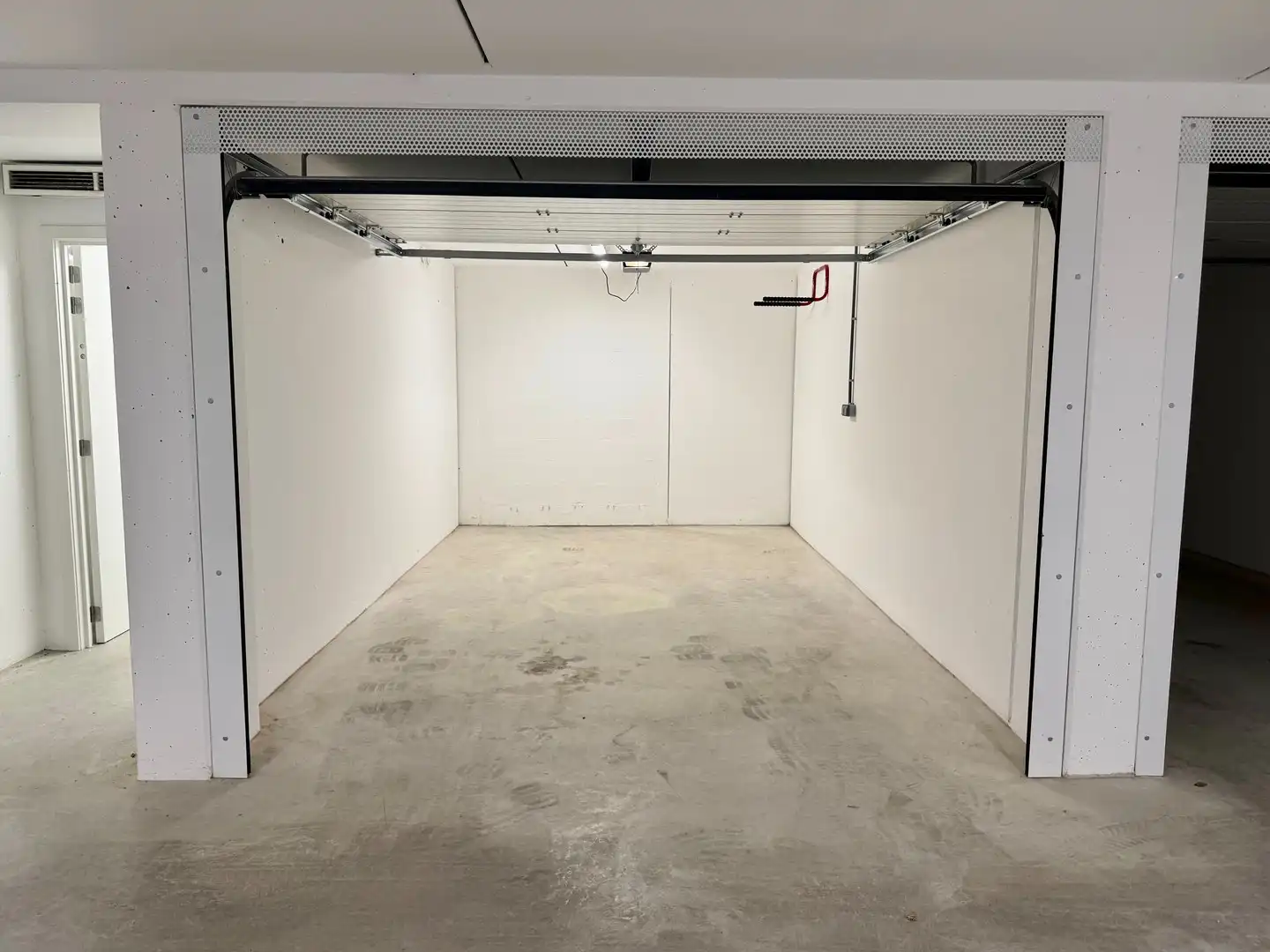 Ruime garagebox op een toplocatie in de Kustlaan, op enkele stappen van Place M’as-tu vu. foto 3