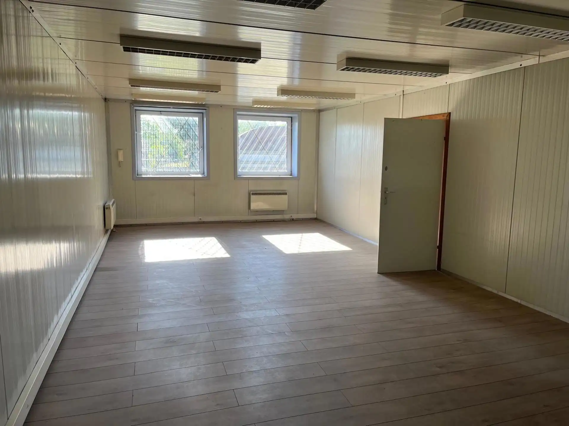 Magazijn unit 58 van  1.109m² centraal  tussen A12 en E19 foto 5