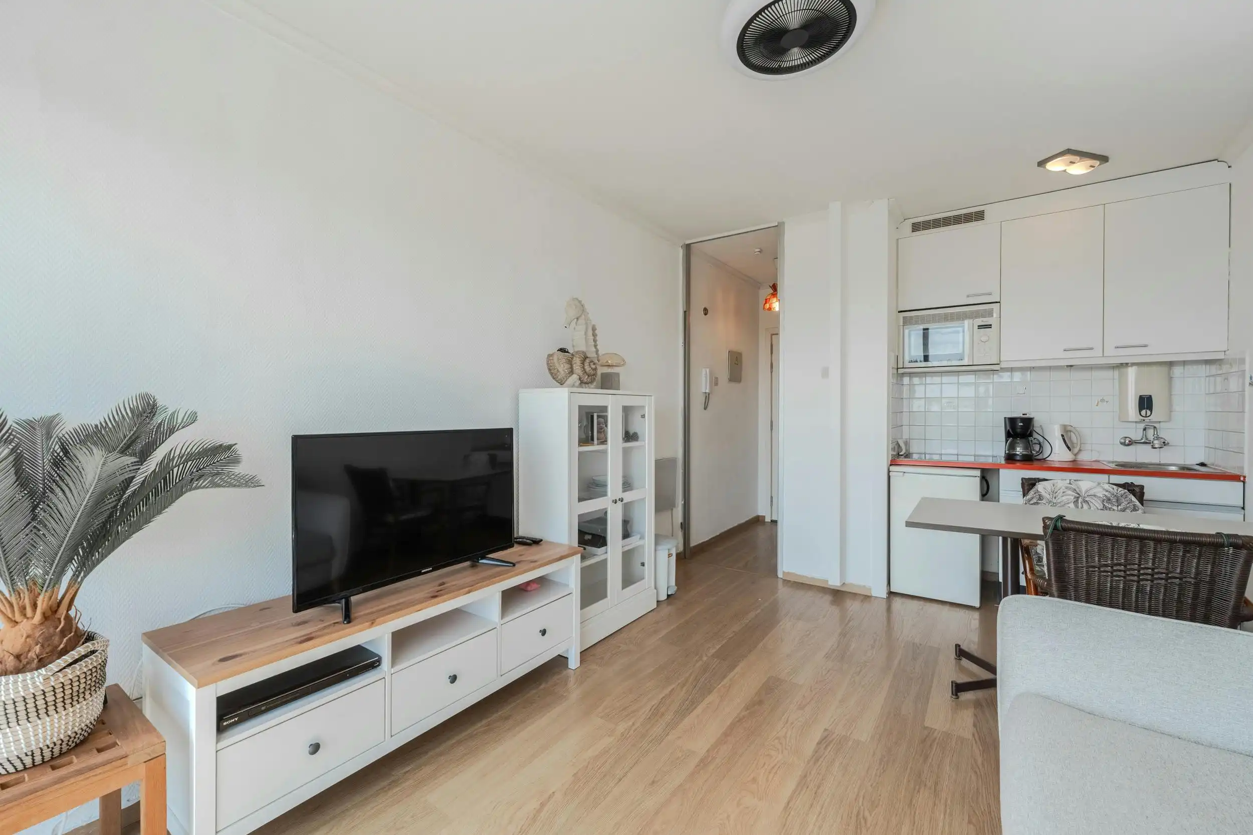 Zonnige studio met terras en magnifiek zicht op de duinen foto 6