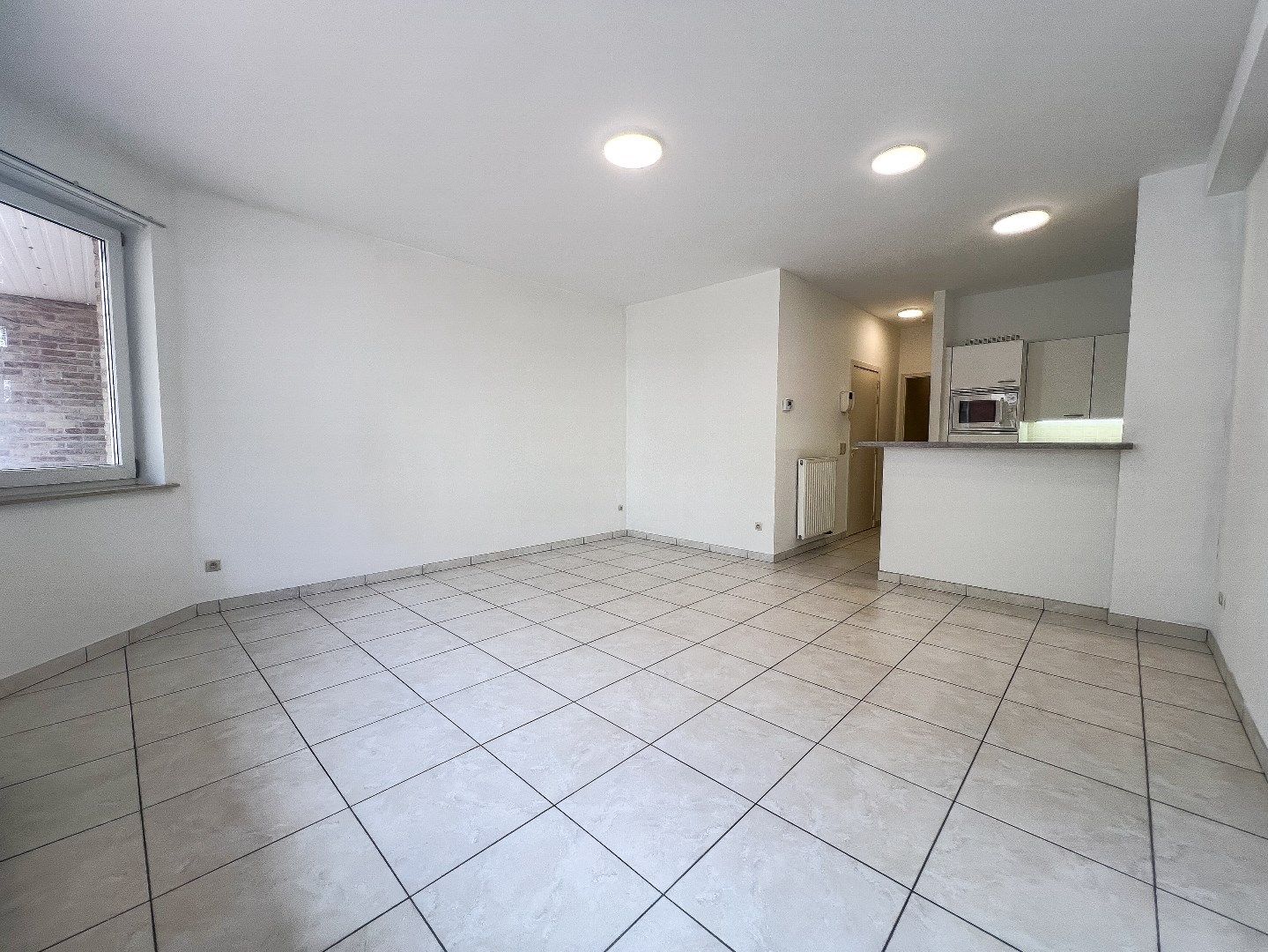  Ongemeubeld app. met parking gelegen op de Parmentierlaan in het centrum Knokke. foto 2