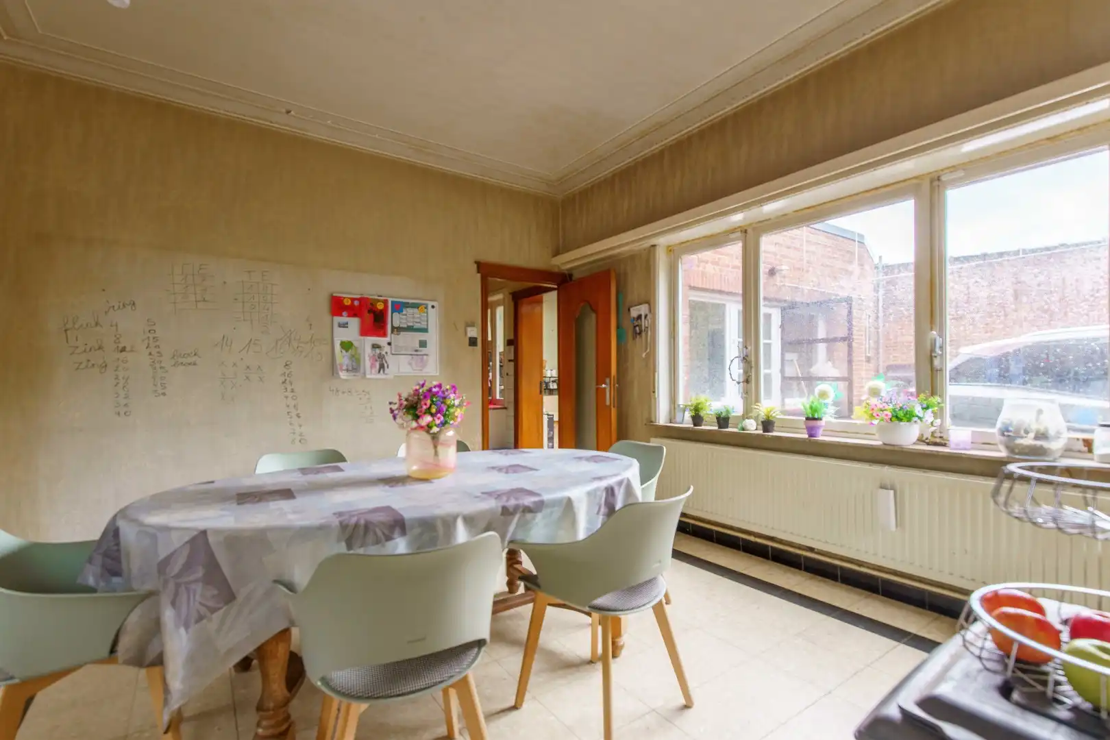 Ruime woning met vier slaapkamers en grote tuin foto 7