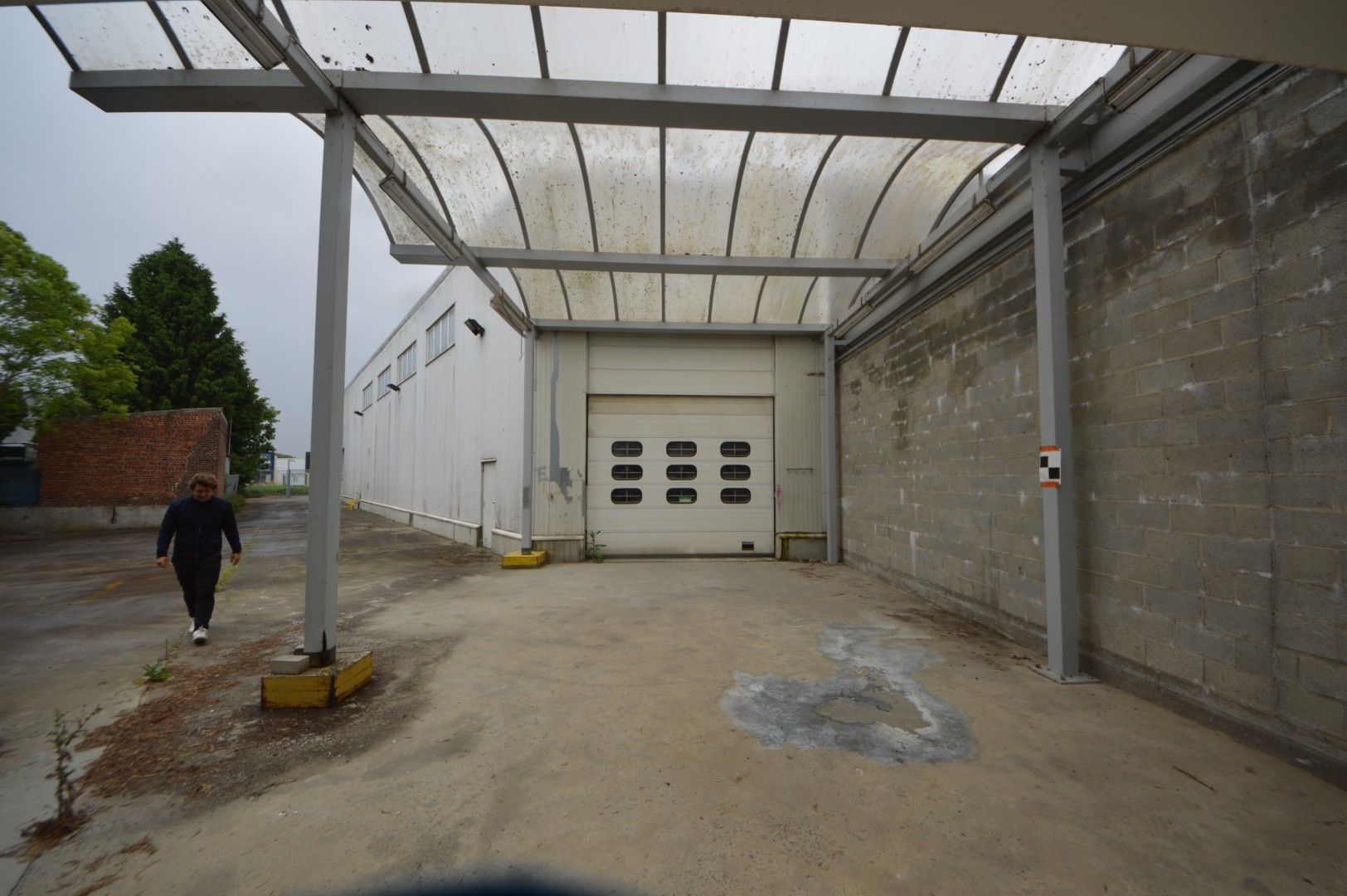 COMMERCIEEL GEBOUW BAANLOCATIE MET PARKING NABIJ MCDONALDS foto 31