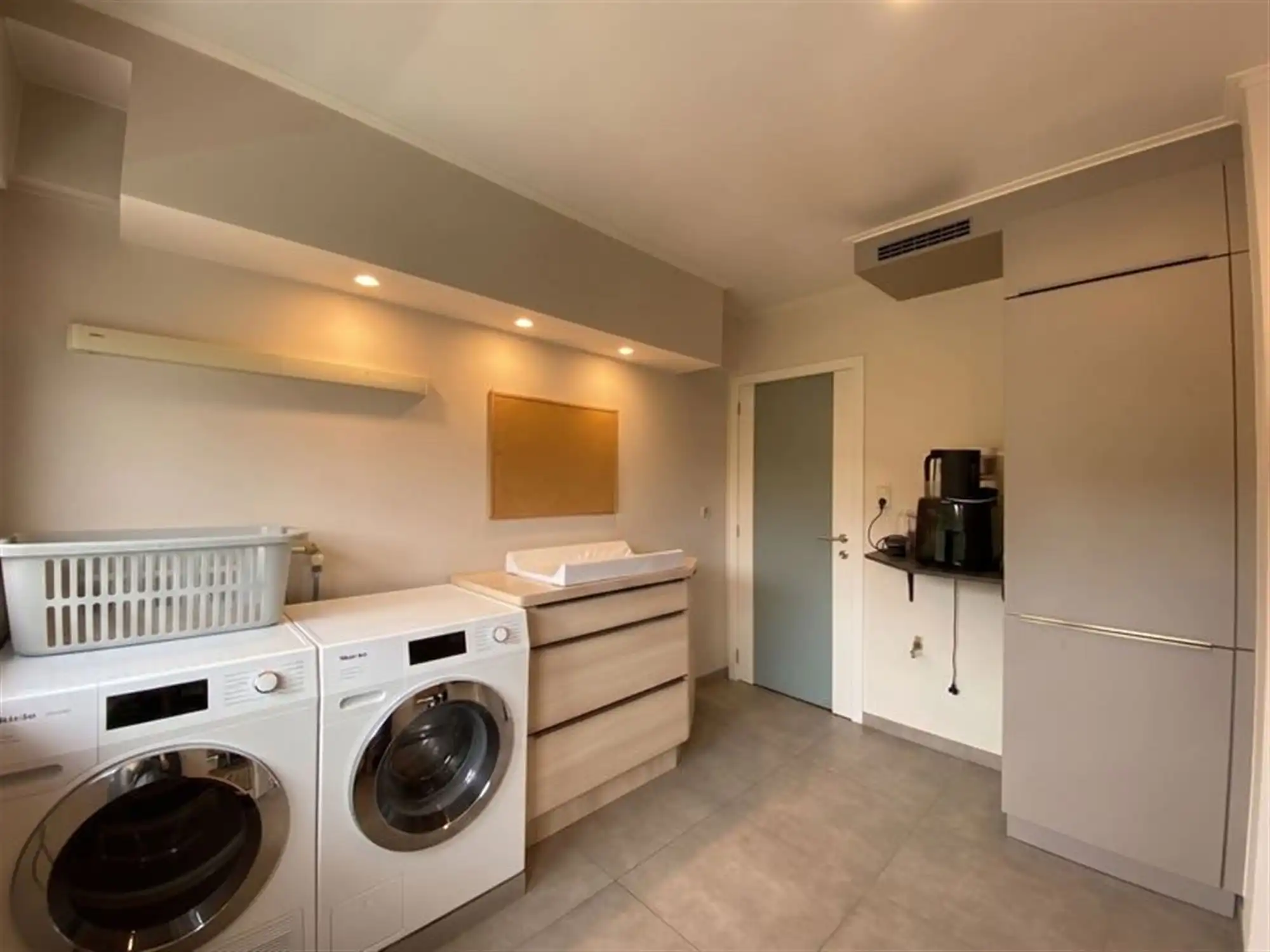 Ruim en volledig gerenoveerd appartement met groen uitzicht en garage foto 17