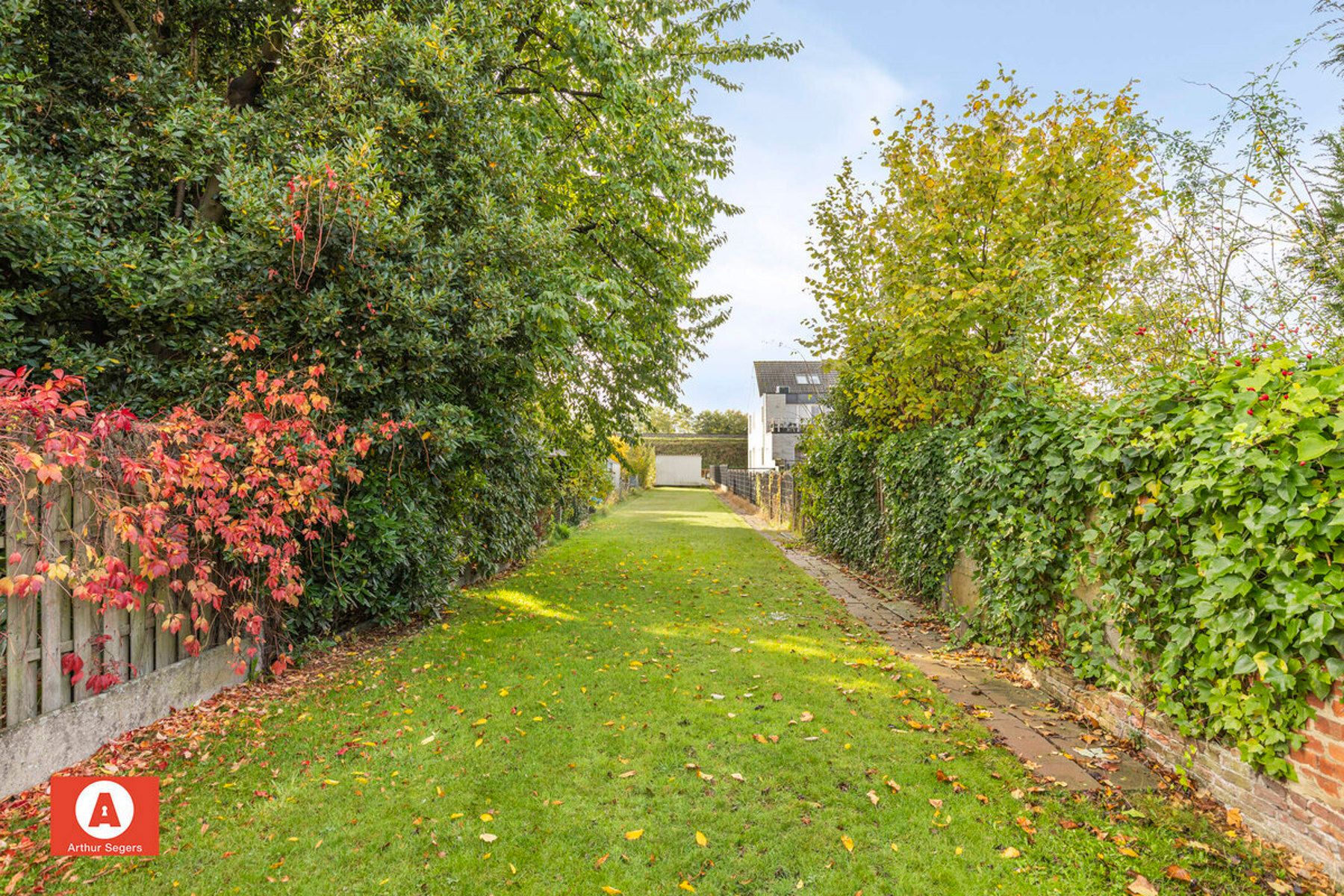 Ruime woning met zuidgerichte tuin en achteruitweg foto 3