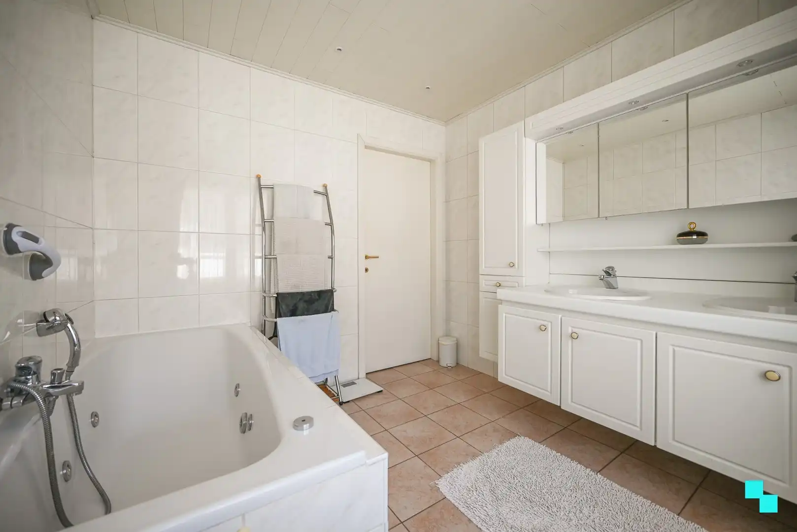 Zeer ruime woning met naastliggend interessant perceel te Izegem foto 25