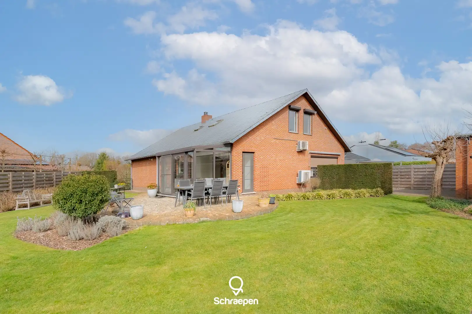 Ruime instapklare gezinswoning op een zuidwestelijk perceel van circa 9,5 are te Zonhoven! foto {{pictureIndex}}