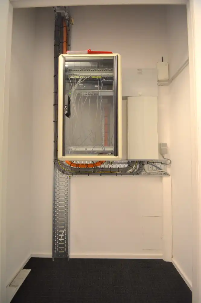 Instapklare en betaalbare KANTOORRUIMTE (230m²) voorzien van alle comfort (databekabeling, airco,...) met private parkeergelegenheid. Vlot bereikbaar via Expresweg van Brugge! foto 15