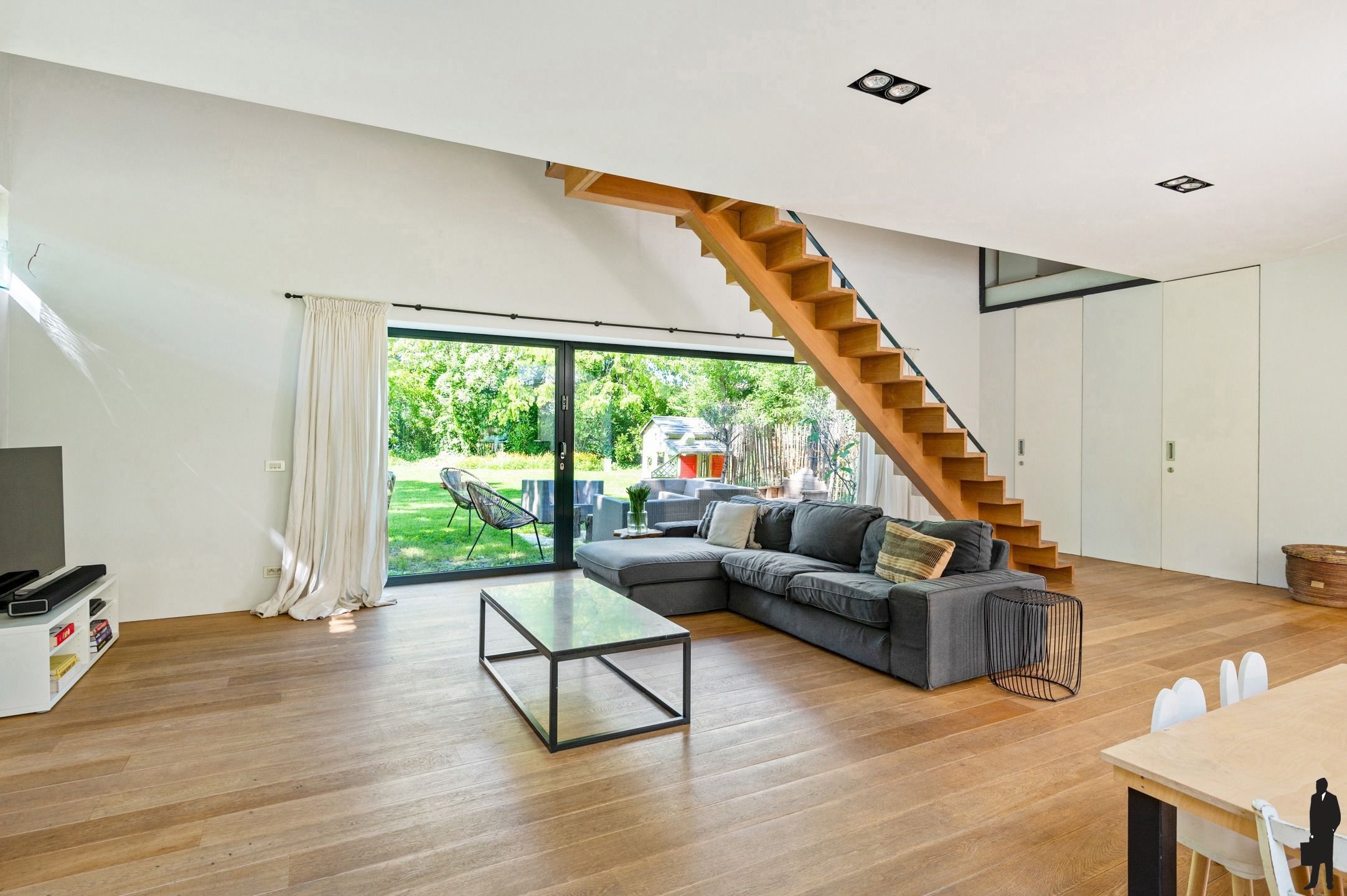 Unieke te renoveren hoevewoning met mooie parktuin foto 11