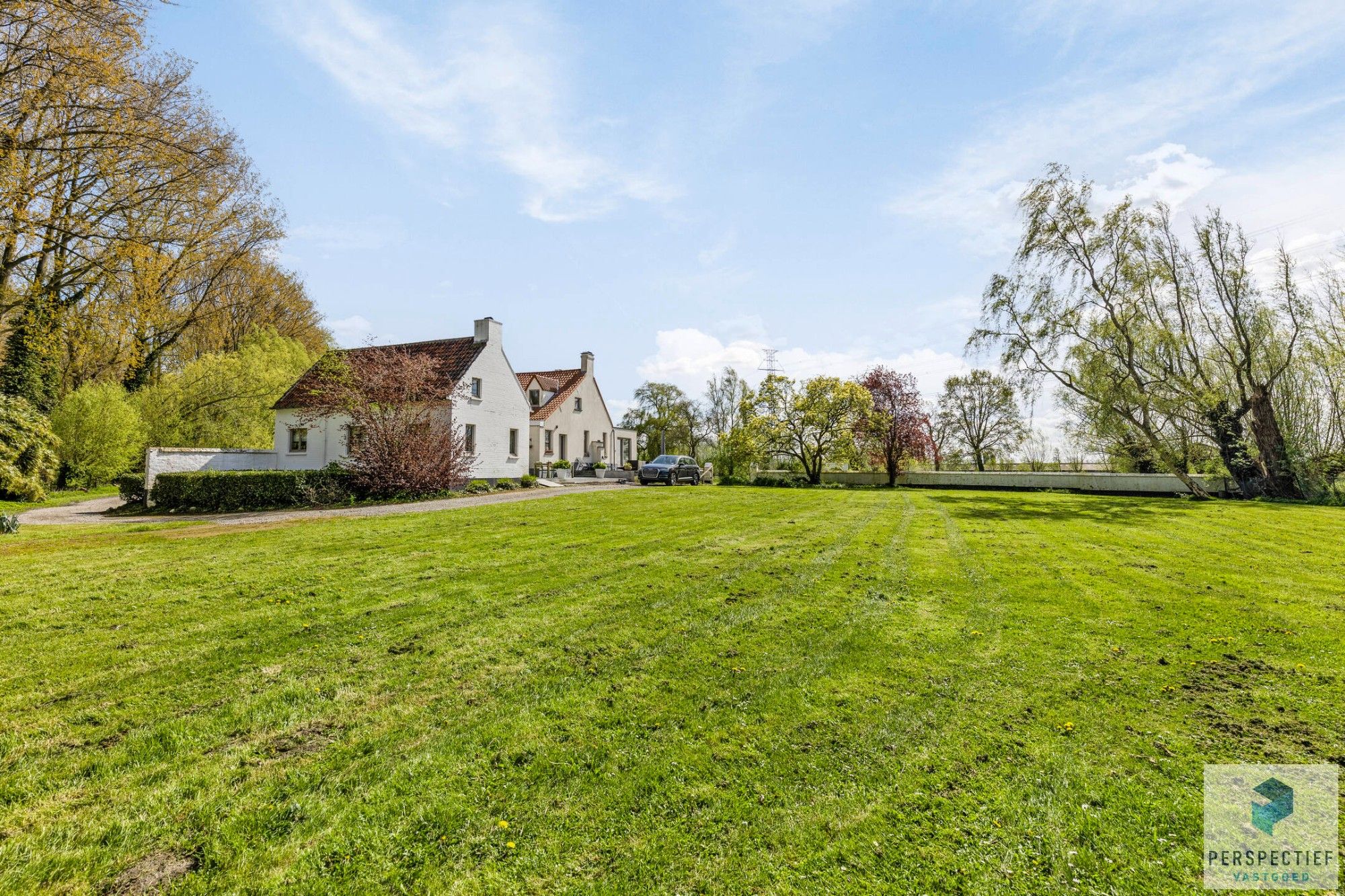 Karaktervolle, op te knappen landhuis aan Schipdonkkanaal in Damme foto 46