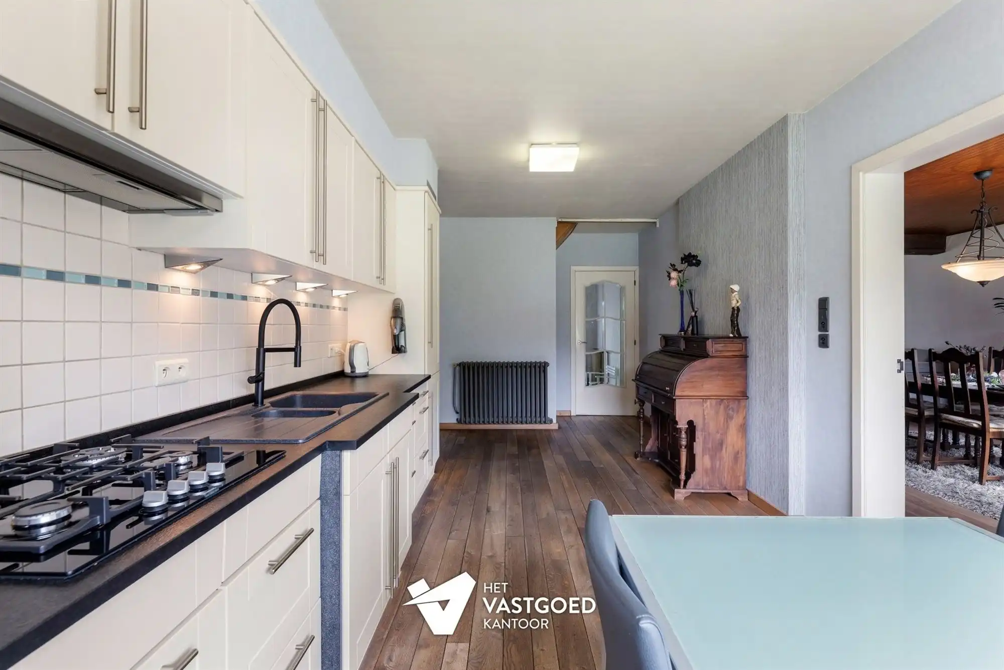 INSTAPKLARE, CENTRAAL GELEGEN WONING OP RUIM PERCEEL MET ZWEMBAD foto 8